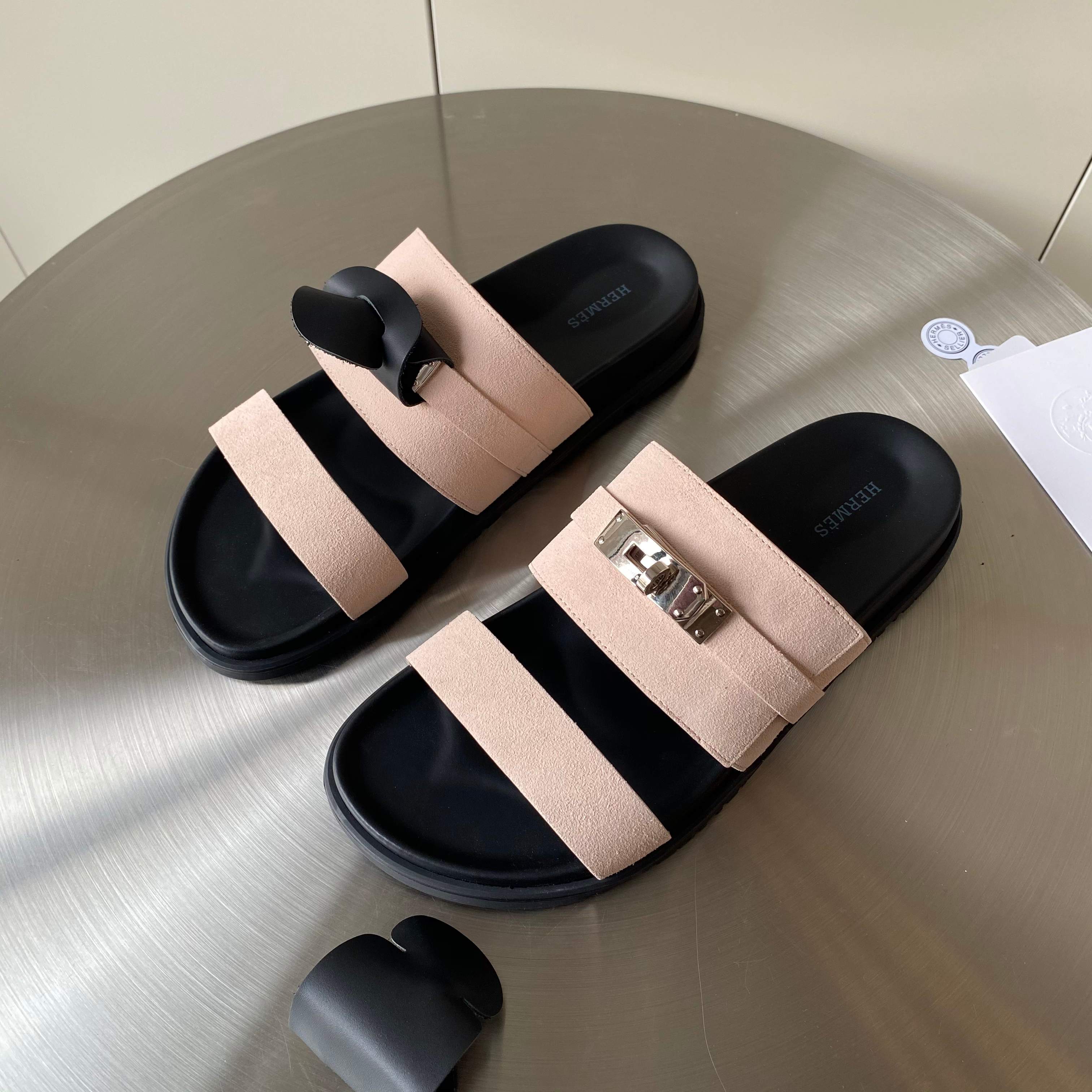 NO:448717,Men's top version Herme* H-h-h-home chypre second-best shoes H-type Velcro flat sandal slippers ZP purchase, top-level original quality, the highest version on the market. Imported top-layer silk cowhide/palm cowhide/goat skin, footbed mixed-bred sheepskin, original mold open-molded sole. Real materials, whether it is leather, last, sole, craftsmanship, they are the same as ZP. Customized size does not return or exchange Color black silk cowhide, white silk cowhide, sandalwood silk cowhide, black palm print, black goat skin, desert yellow goat skin. Full set of high-end packaging with H Size: 40-48 sizes (45.46.47.48 Customized sizes, no return or exchange), slippers, hermes, sandals, slippers, cowhide, sheepskin19860909男款顶级版  Herme* H家chypre二舅鞋H型魔术贴平底凉鞋拖鞋 ZP购入,顶级原单品质,市面最高版本 鞋面进口头层丝绸牛皮/手掌纹牛皮/山羊皮,垫脚混种羊皮,原版开模大底.一分钱一分货,真材实料,无论是皮料、楦型、鞋底、工艺,都跟ZP一致 定制码不退换 颜色黑色丝绸牛皮,白色丝绸牛皮,檀香木色丝绸牛皮,黑色手掌纹,黑色山羊皮,沙漠黄山羊皮. 配H全套高端包装 码数:40-48码（45.46.47.48定做不退不换）,拖鞋,hermes,sandals,slippers,cowhide,sheepskin,Women's Shoes