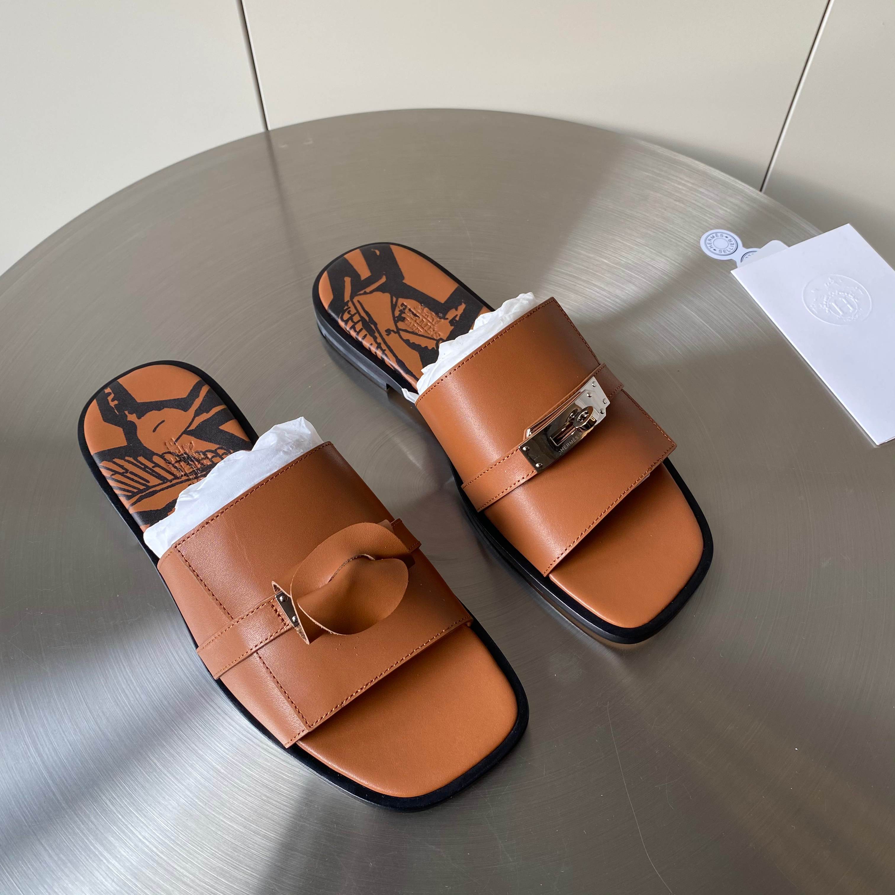 NO:448722,5D printing, top version exclusive private model Hjia 2025s new men's sandals Hermes Hermes who like second uncle's slippers must not miss this slipper, which is easy to wear and versatile and classic. The fabric is imported cowhide with cowhide inner, the sole is imported from Italian genuine leather, the packaging is equipped with original high-end packaging. The size is 38-48 (38.45.46.47.48 customized, no return or exchange), slippers, hermes, hermes, slippers, cowhide, Leather soles198609095D打印 顶级版本独家私模 H家2025s新款男凉拖爱马仕Hermes 喜欢二舅姥爷拖鞋的一定不能错过这款拖鞋,好穿百搭又经典 面料进口牛皮面配搭牛皮内里 大底进口意大利真皮大底 包装配原版高档包装. 码数38一48（38.45.46.47.48订做不退换）,拖鞋,hermes,hermes,slippers,cowhide,Leather soles,Women's Shoes