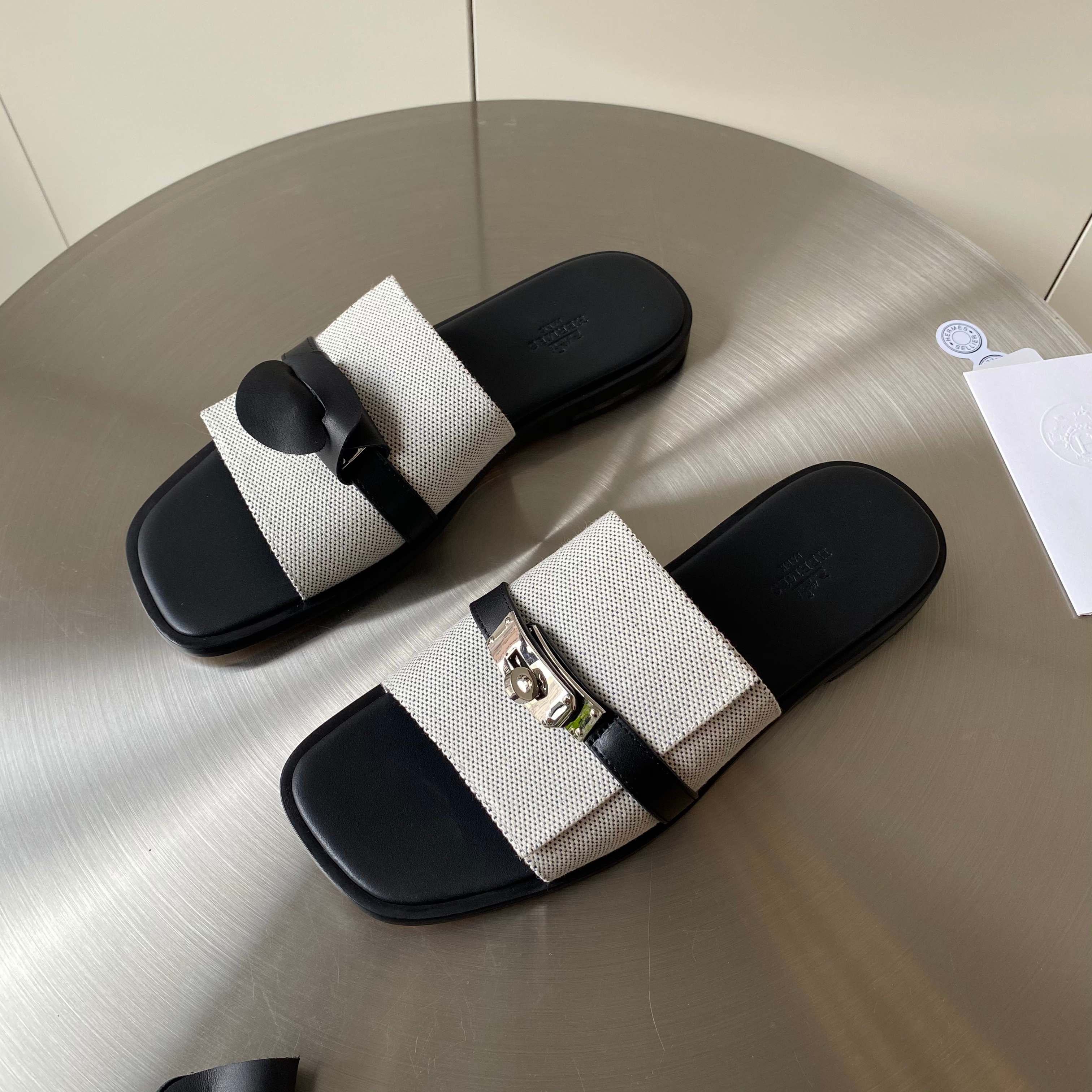 NO:448729,The exclusive private model of the top version of the RMB H Family 2025s new men's sandals Hermes Hermes who like second uncle's slippers must not miss this slipper, which is easy to wear and versatile and classic. The fabric is imported cowhide with cowhide inner, the sole is imported from Italian genuine leather, the packaging is equipped with original high-end packaging. The size is 38-48 (38.45.46.47.48 customized, no return or exchange), slippers, hermes, hermes, slippers, cowhide, Leather soles19860909元顶级版本独家私模 H家2025s新款男凉拖爱马仕Hermes 喜欢二舅姥爷拖鞋的一定不能错过这款拖鞋,好穿百搭又经典 面料进口牛皮面配搭牛皮内里 大底进口意大利真皮大底 包装配原版高档包装. 码数38一48（38.45.46.47.48订做不退换）,拖鞋,hermes,hermes,slippers,cowhide,Leather soles,Women's Shoes