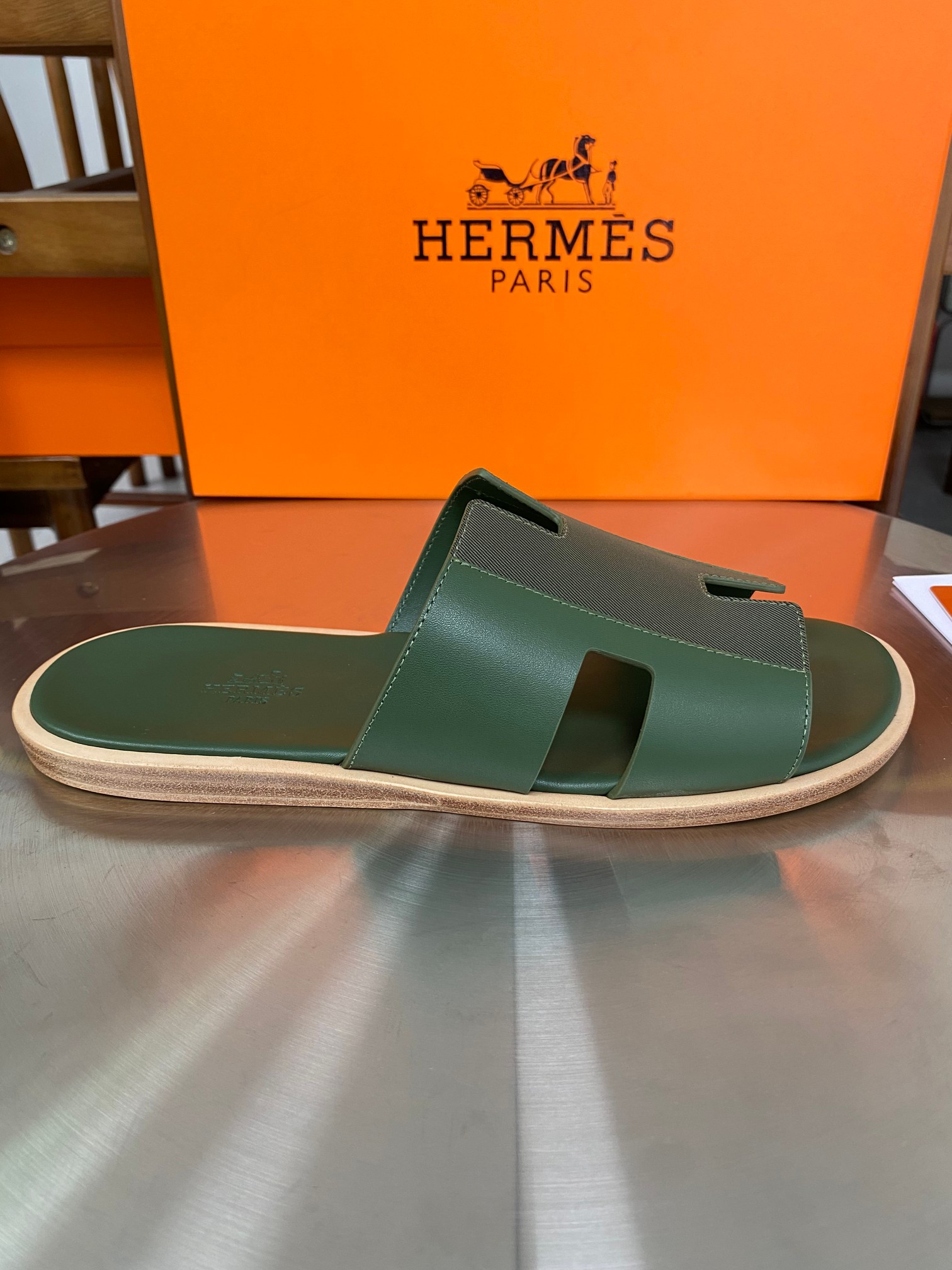 NO:448736,Top version H Family 2025s new men's sandals Hermes Hermes who like second uncle's slippers must not miss this slipper, which is easy to wear and versatile and classic. The fabric is imported cowhide with cowhide inner, the sole is imported from Italian genuine leather, the packaging is equipped with original high-end packaging. The size is 39-44 (38.45.46.47.48 customized, no return or exchange), slippers, hermes, hermes, slippers, cowhide, Leather soles19860909顶级版本 H家2025s新款男凉拖爱马仕Hermes 喜欢二舅姥爷拖鞋的一定不能错过这款拖鞋,好穿百搭又经典 面料进口牛皮面配搭牛皮内里 大底进口意大利真皮大底 包装配原版高档包装. 码数39一44（38.45.46.47.48订做不退换）,拖鞋,hermes,hermes,slippers,cowhide,Leather soles,Women's Shoes