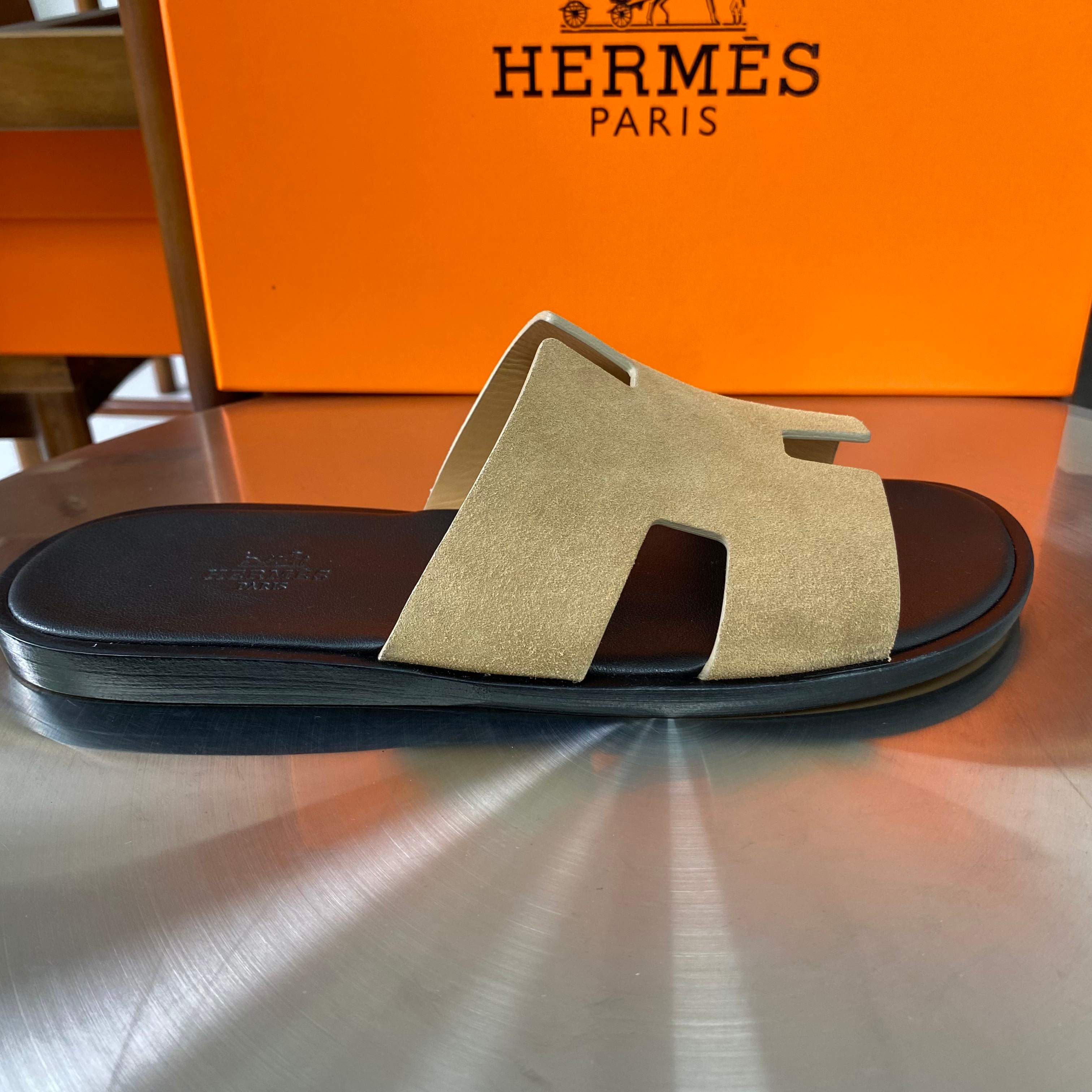 NO:448764,Top version H Family 2025s new men's sandals Hermes Hermes who like second uncle's slippers must not miss this slipper, which is easy to wear and versatile and classic. The fabric is imported cowhide with cowhide inner, the sole is imported from Italian genuine leather, the packaging is equipped with original high-end packaging. The size is 39-44 (38.45.46.47.48 customized, no return or exchange), slippers, hermes, hermes, slippers, cowhide, Leather soles19860909顶级版本 H家2025s新款男凉拖爱马仕Hermes 喜欢二舅姥爷拖鞋的一定不能错过这款拖鞋,好穿百搭又经典 面料进口牛皮面配搭牛皮内里 大底进口意大利真皮大底 包装配原版高档包装. 码数39一44（38.45.46.47.48订做不退换）,拖鞋,hermes,hermes,slippers,cowhide,Leather soles,Women's Shoes