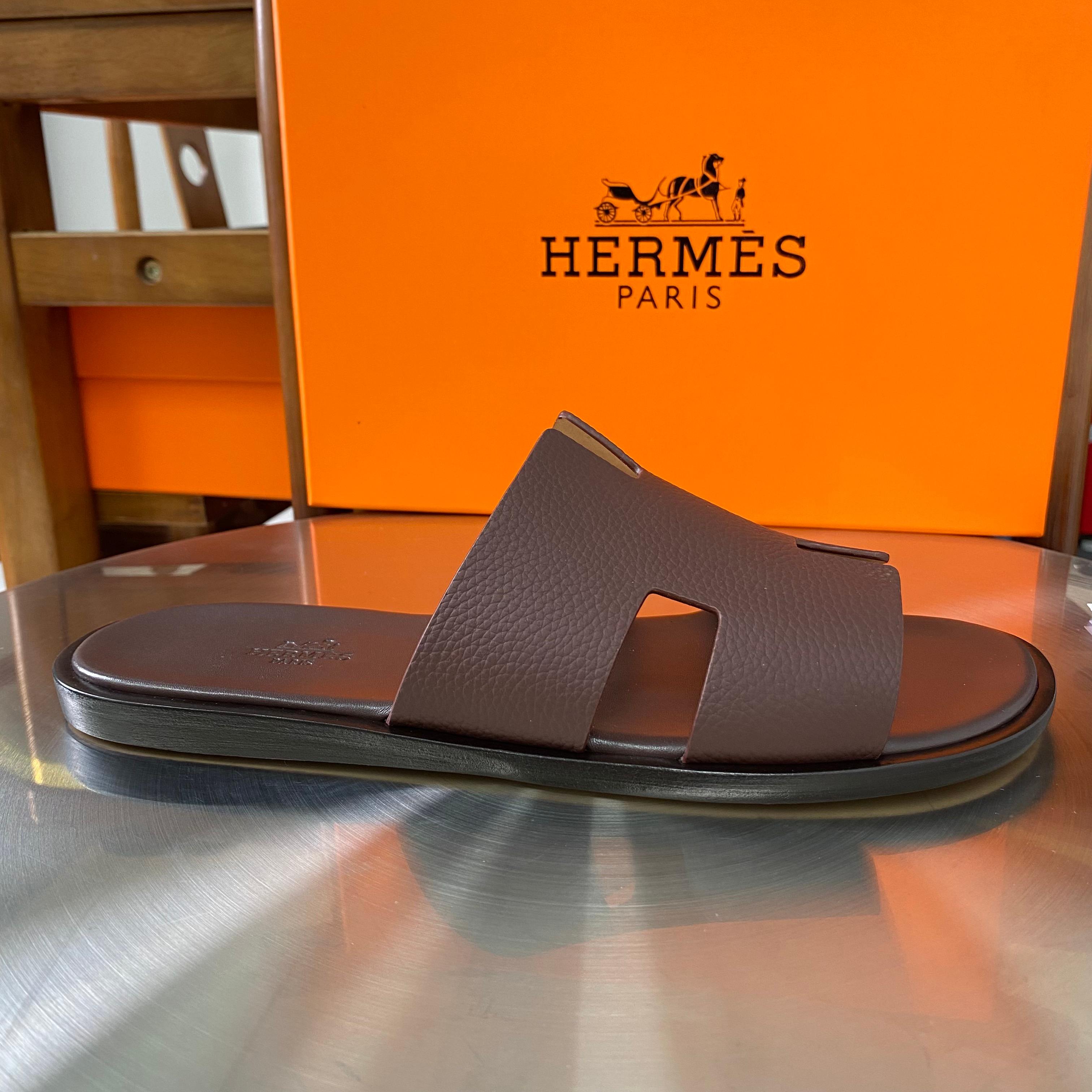 NO:448750,Top version H Family 2025s new men's sandals Hermes Hermes who like second uncle's slippers must not miss this slipper, which is easy to wear and versatile and classic. The fabric is imported cowhide with cowhide inner, the sole is imported from Italian genuine leather, the packaging is equipped with original high-end packaging. The size is 39-44 (38.45.46.47.48 customized, no return or exchange), slippers, hermes, hermes, slippers, cowhide, Leather soles19860909顶级版本 H家2025s新款男凉拖爱马仕Hermes 喜欢二舅姥爷拖鞋的一定不能错过这款拖鞋,好穿百搭又经典 面料进口牛皮面配搭牛皮内里 大底进口意大利真皮大底 包装配原版高档包装. 码数39一44（38.45.46.47.48订做不退换）,拖鞋,hermes,hermes,slippers,cowhide,Leather soles,Women's Shoes