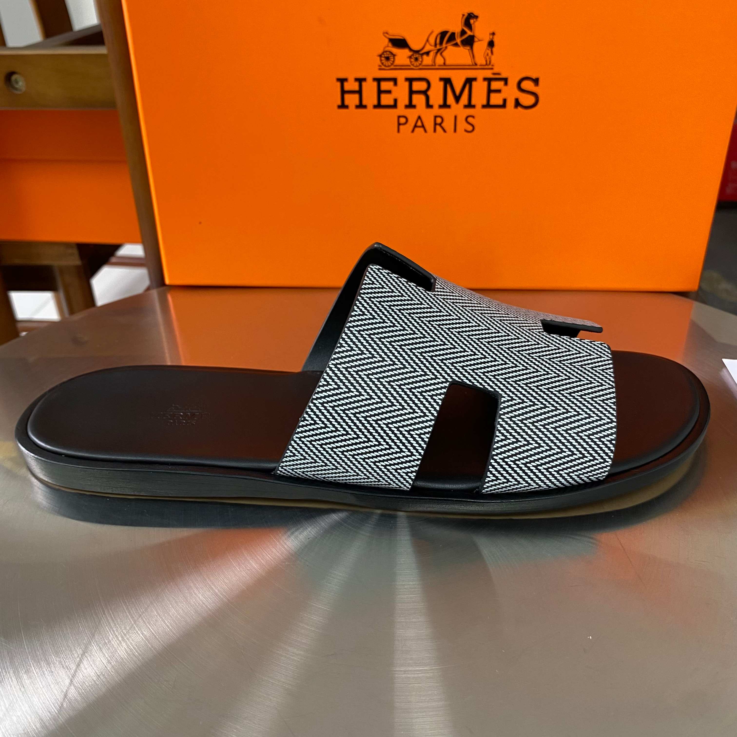 NO:448757,Private molded embossed top version H home 2025s new men's sandals Hermes Hermes who like second uncle's slippers must not miss this slipper, which is easy to wear and versatile and classic. The fabric is imported cowhide with cowhide inner, the sole is imported from Italian genuine leather, the packaging is equipped with original high-end packaging. The size is 39-44 (38.45.46.47.48 customized, no return or exchange), slippers, hermes, hermes, slippers, cowhide, Leather soles19860909私模压纹 顶级版本 H家2025s新款男凉拖爱马仕Hermes 喜欢二舅姥爷拖鞋的一定不能错过这款拖鞋,好穿百搭又经典 面料进口牛皮面配搭牛皮内里 大底进口意大利真皮大底 包装配原版高档包装. 码数39一44（38.45.46.47.48订做不退换）,拖鞋,hermes,hermes,slippers,cowhide,Leather soles,Women's Shoes