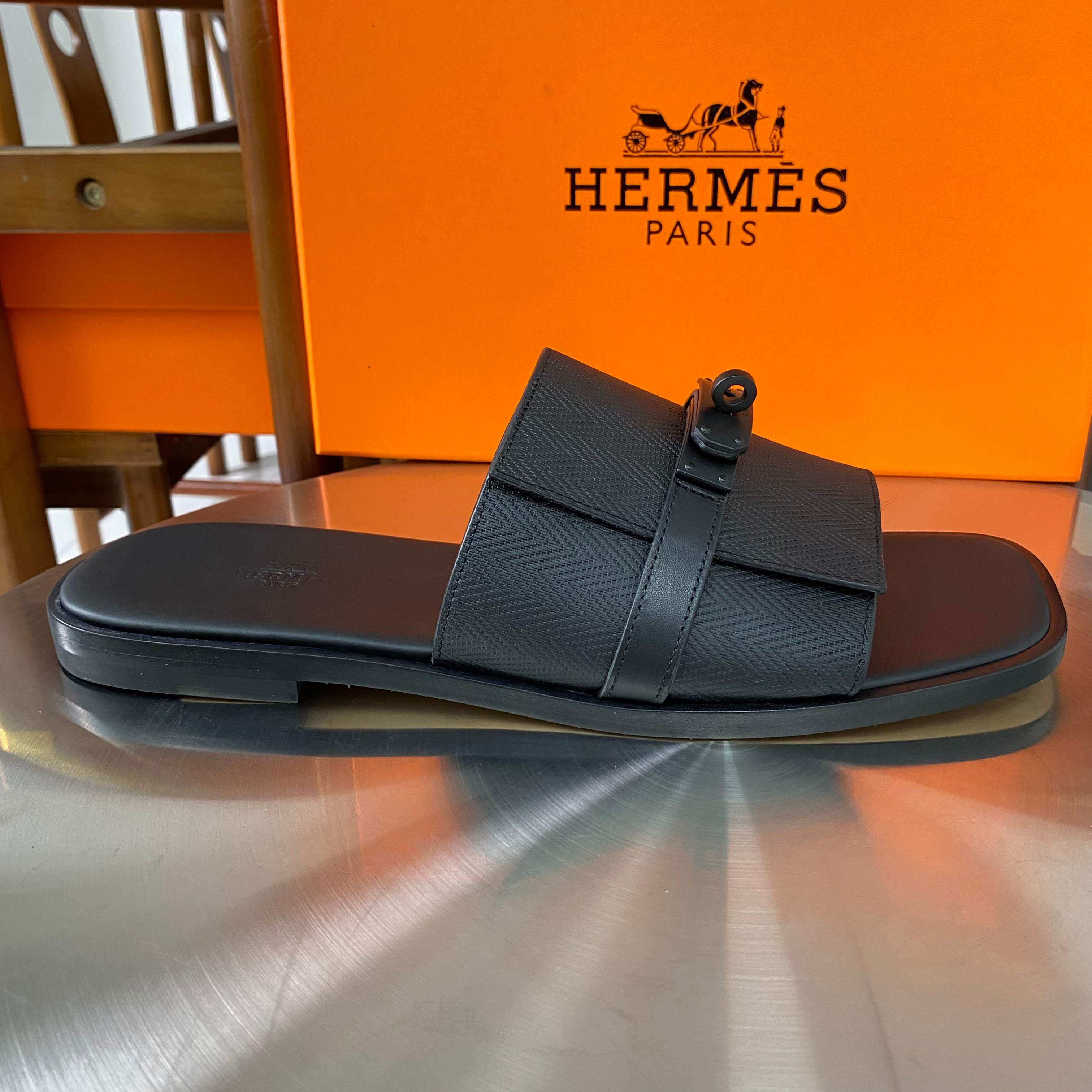 NO:448770,Private molding, top version exclusive private model Hjia 2025s new men's sandals Hermes Hermes who like second uncle's slippers must not miss this slipper, which is easy to wear and versatile and classic. The fabric is imported cowhide with cowhide inner, the sole is imported from Italian genuine leather, the packaging is equipped with original high-end packaging. The size is 38-48 (38.45.46.47.48 customized, no return or exchange), slippers, hermes, hermes, slippers, cowhide, Leather soles19860909私模压印 顶级版本独家私模 H家2025s新款男凉拖爱马仕Hermes 喜欢二舅姥爷拖鞋的一定不能错过这款拖鞋,好穿百搭又经典 面料进口牛皮面配搭牛皮内里 大底进口意大利真皮大底 包装配原版高档包装. 码数38一48（38.45.46.47.48订做不退换）,拖鞋,hermes,hermes,slippers,cowhide,Leather soles,Women's Shoes