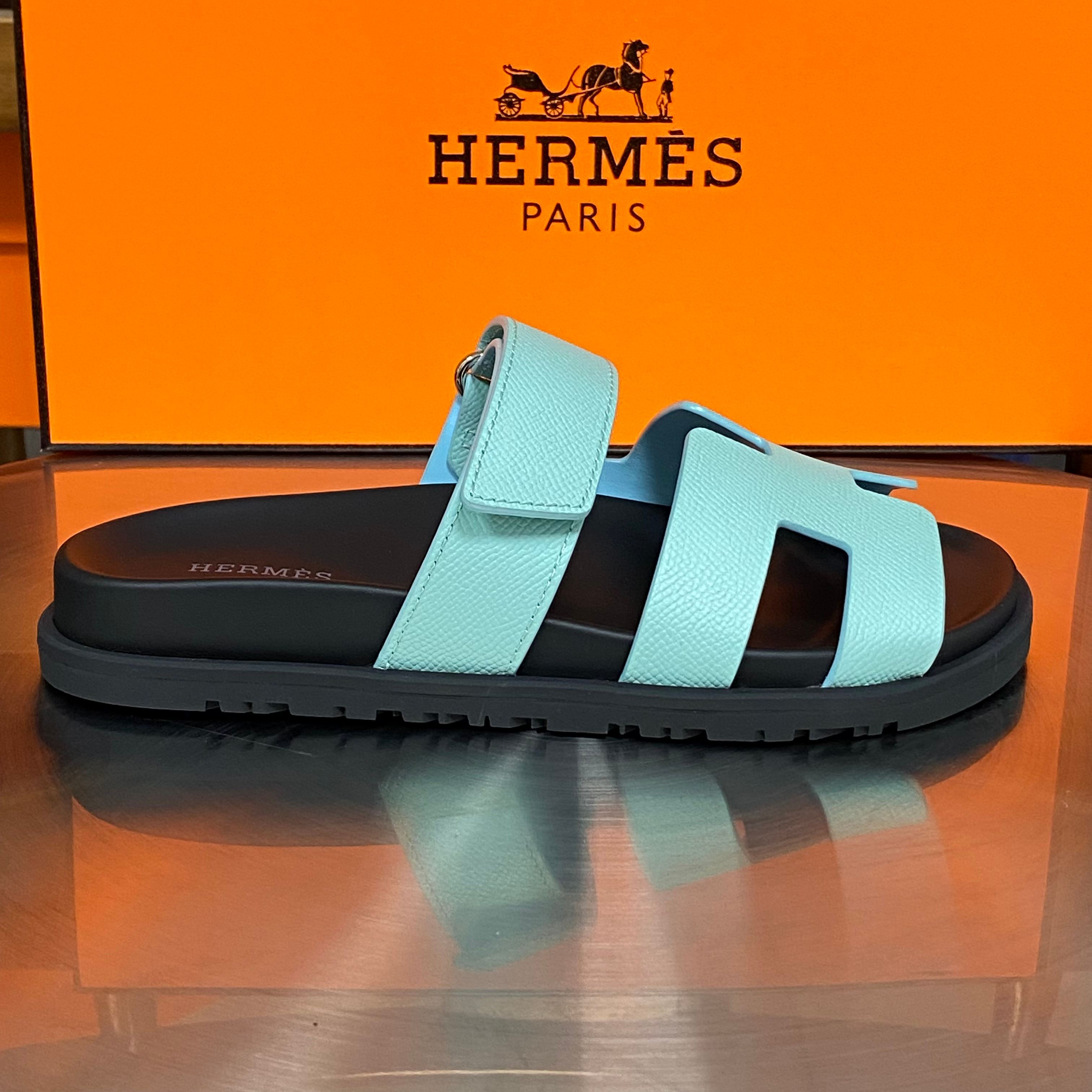 NO:448783,Women's top version Herme* H-h-h-home chypre second-best shoes H-type Velcro flat sandal slippers ZP purchase, top-level original quality, the highest version on the market. Imported top-layer silk cowhide/palm cowhide/goat skin, footbed mixed-bred sheepskin, original mold open-molded sole. Real materials, whether it is leather, last, sole, craftsmanship, they are the same as ZP. Customized size does not return or exchange Color black silk cowhide, white silk cowhide, sandalwood silk cowhide, black palm print, black goat skin, desert yellow goat skin. Full set of high-end packaging with H Size: 35-48 (35.45.46.47.48 Customized sizes do not return or exchange), slippers, hermes, sandals, slippers, cowhide, sheepskin19860909女款男款顶级版  Herme* H家chypre二舅鞋H型魔术贴平底凉鞋拖鞋 ZP购入,顶级原单品质,市面最高版本 鞋面进口头层丝绸牛皮/手掌纹牛皮/山羊皮,垫脚混种羊皮,原版开模大底.一分钱一分货,真材实料,无论是皮料、楦型、鞋底、工艺,都跟ZP一致 定制码不退换 颜色黑色丝绸牛皮,白色丝绸牛皮,檀香木色丝绸牛皮,黑色手掌纹,黑色山羊皮,沙漠黄山羊皮. 配H全套高端包装 码数:35-48码（35.45.46.47.48定做不退不换）,拖鞋,hermes,sandals,slippers,cowhide,sheepskin,Women's Shoes