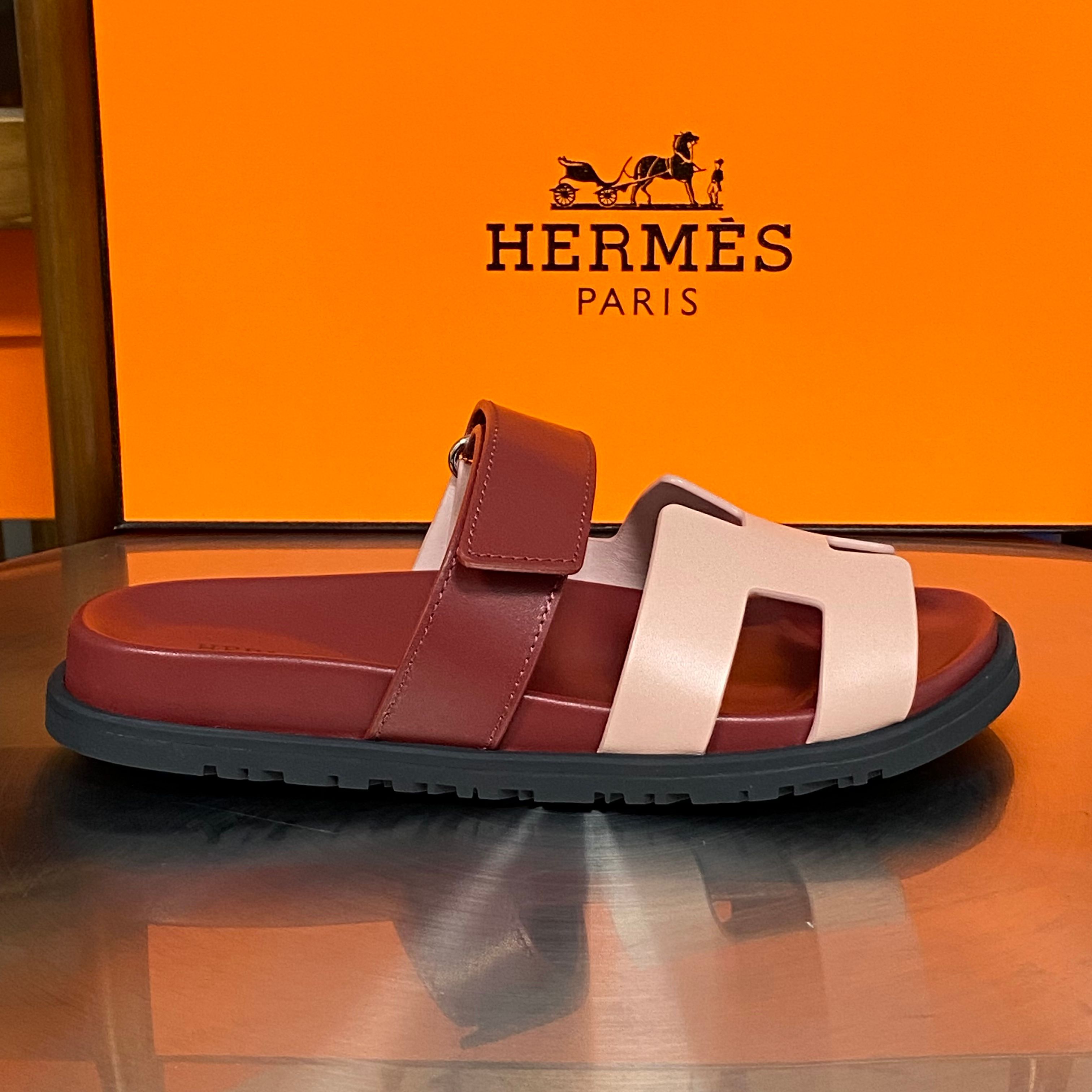 NO:448777,Women's top version Herme* H-h-h-home chypre second-best shoes H-type Velcro flat sandal slippers ZP purchase, top-level original quality, the highest version on the market. Imported top-layer silk cowhide/palm cowhide/goat skin, footbed mixed-bred sheepskin, original mold open-molded sole. Real materials, whether it is leather, last, sole, craftsmanship, they are the same as ZP. Customized size does not return or exchange Color black silk cowhide, white silk cowhide, sandalwood silk cowhide, black palm print, black goat skin, desert yellow goat skin. Full set of high-end packaging with H Size: 35-48 (35.45.46.47.48 Customized sizes do not return or exchange), slippers, hermes, sandals, slippers, cowhide, sheepskin19860909女款男款顶级版  Herme* H家chypre二舅鞋H型魔术贴平底凉鞋拖鞋 ZP购入,顶级原单品质,市面最高版本 鞋面进口头层丝绸牛皮/手掌纹牛皮/山羊皮,垫脚混种羊皮,原版开模大底.一分钱一分货,真材实料,无论是皮料、楦型、鞋底、工艺,都跟ZP一致 定制码不退换 颜色黑色丝绸牛皮,白色丝绸牛皮,檀香木色丝绸牛皮,黑色手掌纹,黑色山羊皮,沙漠黄山羊皮. 配H全套高端包装 码数:35-48码（35.45.46.47.48定做不退不换）,拖鞋,hermes,sandals,slippers,cowhide,sheepskin,Women's Shoes