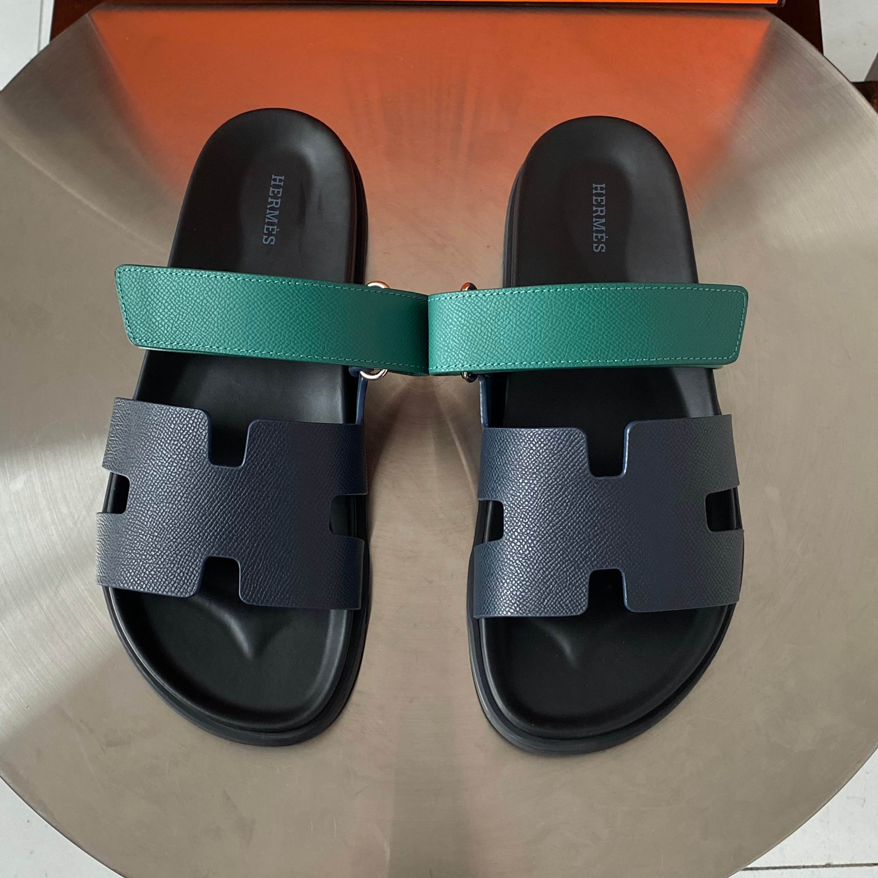 NO:448724,Women's top version Herme* H-h-h-home chypre second-best shoes H-type Velcro flat sandal slippers ZP purchase, top-level original quality, the highest version on the market. Imported top-layer silk cowhide/palm cowhide/goat skin, footbed mixed-bred sheepskin, original mold open-molded sole. Real materials, whether it is leather, last, sole, craftsmanship, they are the same as ZP. Customized size does not return or exchange Color black silk cowhide, white silk cowhide, sandalwood silk cowhide, black palm print, black goat skin, desert yellow goat skin. Full set of high-end packaging with H Size: 35-48 (35.45.46.47.48 Customized sizes do not return or exchange), slippers, hermes, sandals, slippers, cowhide, sheepskin19860909女款男款顶级版  Herme* H家chypre二舅鞋H型魔术贴平底凉鞋拖鞋 ZP购入,顶级原单品质,市面最高版本 鞋面进口头层丝绸牛皮/手掌纹牛皮/山羊皮,垫脚混种羊皮,原版开模大底.一分钱一分货,真材实料,无论是皮料、楦型、鞋底、工艺,都跟ZP一致 定制码不退换 颜色黑色丝绸牛皮,白色丝绸牛皮,檀香木色丝绸牛皮,黑色手掌纹,黑色山羊皮,沙漠黄山羊皮. 配H全套高端包装 码数:35-48码（35.45.46.47.48定做不退不换）,拖鞋,hermes,sandals,slippers,cowhide,sheepskin,Women's Shoes