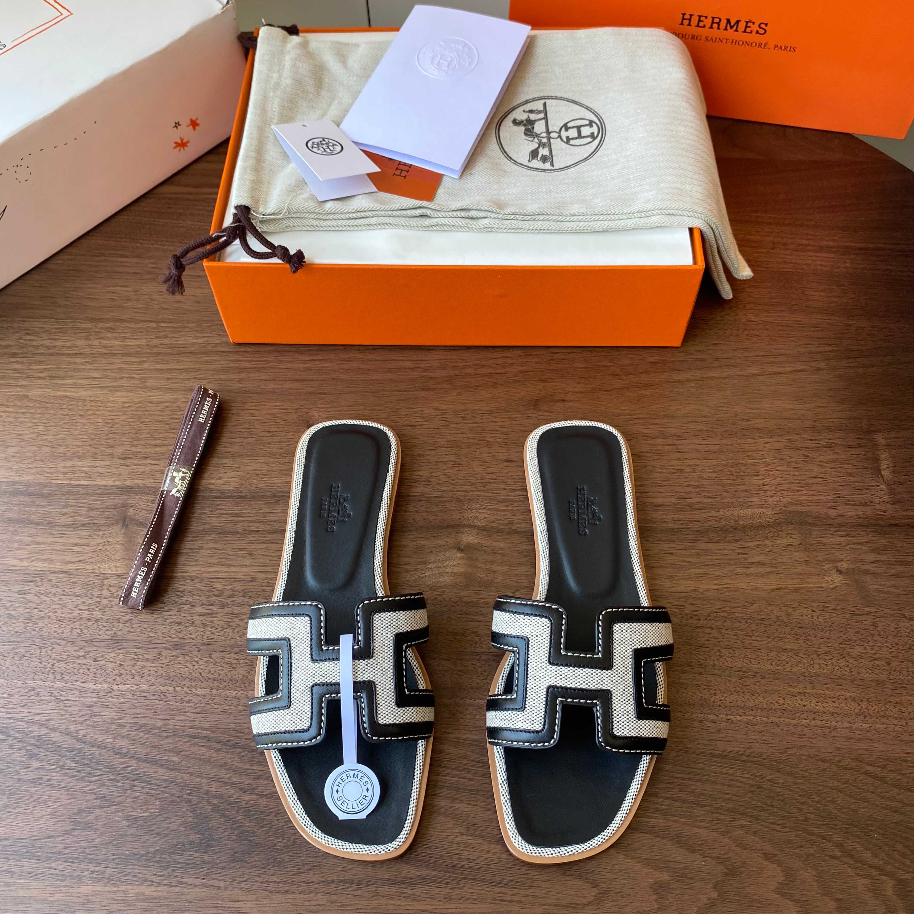 NO:448731,Classic H women's drag top version (excluding white duty-free box) Style/Style Sandals Upper material/Upper material palm print/Epsom bottom material/Bottom materials genuine leather outsole/Dermal outsole Customizable size 35-42 (35 size without return and exchange, 40 size 41 size 42 size without return and exchange, colored edge strip without return and exchange) 35 is not exchangeable, 40 41 42 is not exchangeable, slippers, chanel,tom ford,bottega veneta,slippers,Leather soles19860909经典H女拖 顶级版本元（不含白色免税盒） 款式/Style 凉拖 鞋面材料/Upper material掌纹/Epsom 底部材料/Bottom materials真皮大底/Dermal outsole 可定制码数/Customizable size 35-42（35码不设退换,40码 41码 42码不设退换,彩色沿条不设退换） 35 is not exchangeable, 40 41 42is not exchangeable,拖鞋,chanel,tom ford,bottega veneta,slippers,Leather soles,Women's Shoes