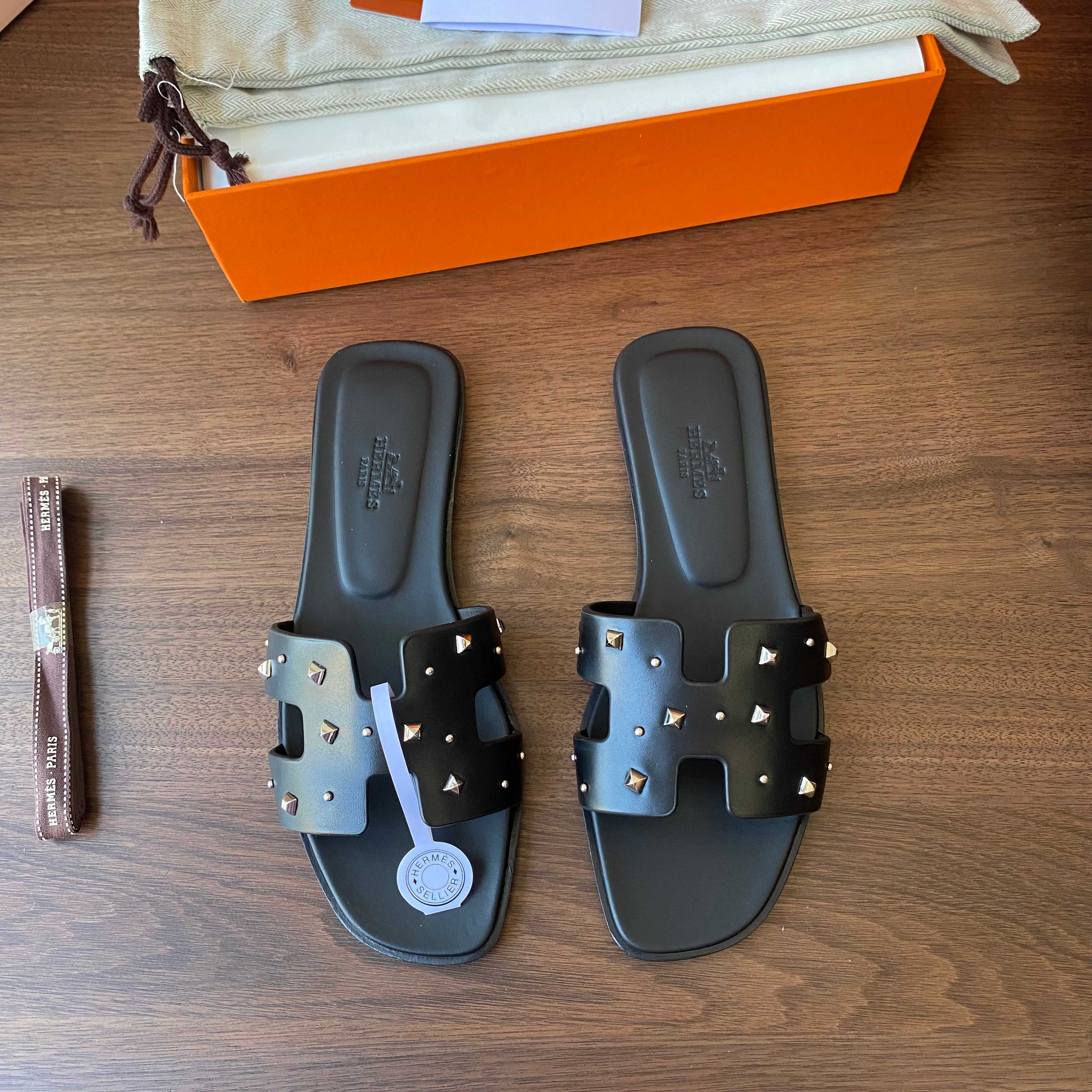 NO:448738,Classic H women's drag top version (excluding white duty-free box) Style/Style Sandals Upper material/Upper material palm print/Epsom bottom material/Bottom materials genuine leather outsole/Dermal outsole Customizable size 35-42 (35 size without return and exchange, 40 size 41 size 42 size without return and exchange, colored edge strip without return and exchange) 35 is not exchangeable, 40 41 42 is not exchangeable, slippers, chanel,tom ford,bottega veneta,slippers,Leather soles19860909经典H女拖 顶级版本元（不含白色免税盒） 款式/Style 凉拖 鞋面材料/Upper material掌纹/Epsom 底部材料/Bottom materials真皮大底/Dermal outsole 可定制码数/Customizable size 35-42（35码不设退换,40码 41码 42码不设退换,彩色沿条不设退换） 35 is not exchangeable, 40 41 42is not exchangeable,拖鞋,chanel,tom ford,bottega veneta,slippers,Leather soles,Women's Shoes