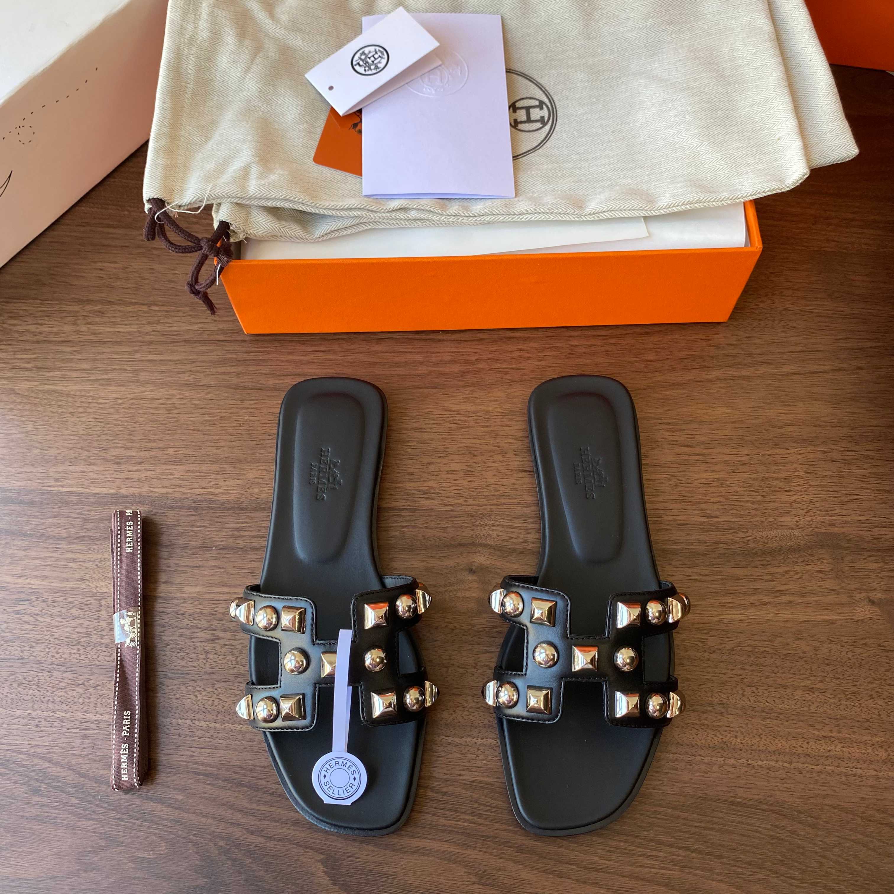NO:448765,Classic H women's drag top version (excluding white duty-free box) Style/Style Sandals Upper material/Upper material palm print/Epsom bottom material/Bottom materials genuine leather outsole/Dermal outsole Customizable size 35-42 (35 size without return and exchange, 40 size 41 size 42 size without return and exchange, colored edge strip without return and exchange) 35 is not exchangeable, 40 41 42 is not exchangeable, slippers, chanel,tom ford,bottega veneta,slippers,Leather soles19860909经典H女拖 顶级版本元（不含白色免税盒） 款式/Style 凉拖 鞋面材料/Upper material掌纹/Epsom 底部材料/Bottom materials真皮大底/Dermal outsole 可定制码数/Customizable size 35-42（35码不设退换,40码 41码 42码不设退换,彩色沿条不设退换） 35 is not exchangeable, 40 41 42is not exchangeable,拖鞋,chanel,tom ford,bottega veneta,slippers,Leather soles,Women's Shoes