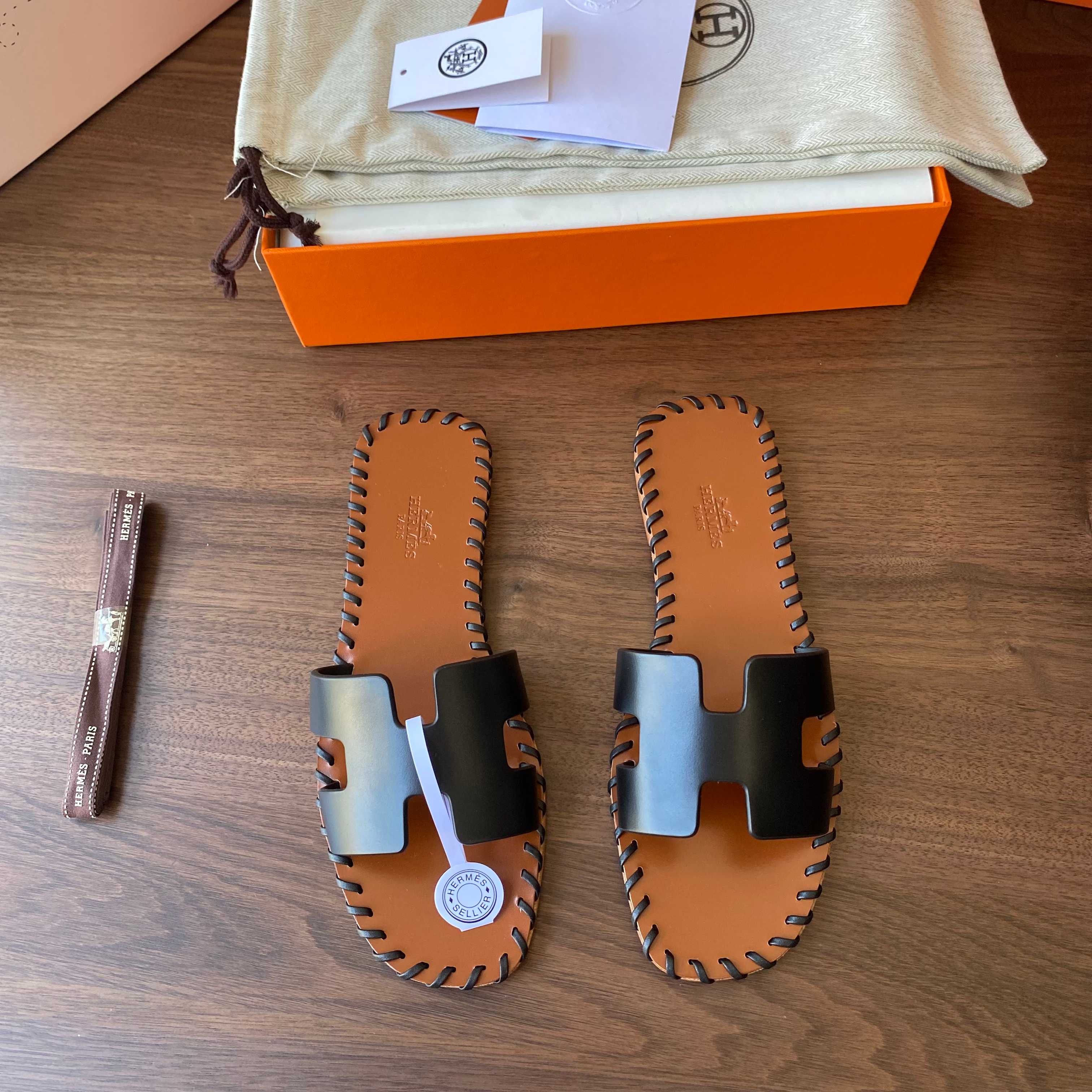 NO:448745,Classic H women's drag top version (excluding white duty-free box) Style/Style Sandals Upper material/Upper material palm print/Epsom bottom material/Bottom materials genuine leather outsole/Dermal outsole Customizable size 35-42 (35 size without return and exchange, 40 size 41 size 42 size without return and exchange, colored edge strip without return and exchange) 35 is not exchangeable, 40 41 42 is not exchangeable, slippers, chanel,tom ford,bottega veneta,slippers,Leather soles19860909经典H女拖 顶级版本元（不含白色免税盒） 款式/Style 凉拖 鞋面材料/Upper material掌纹/Epsom 底部材料/Bottom materials真皮大底/Dermal outsole 可定制码数/Customizable size 35-42（35码不设退换,40码 41码 42码不设退换,彩色沿条不设退换） 35 is not exchangeable, 40 41 42is not exchangeable,拖鞋,chanel,tom ford,bottega veneta,slippers,Leather soles,Women's Shoes