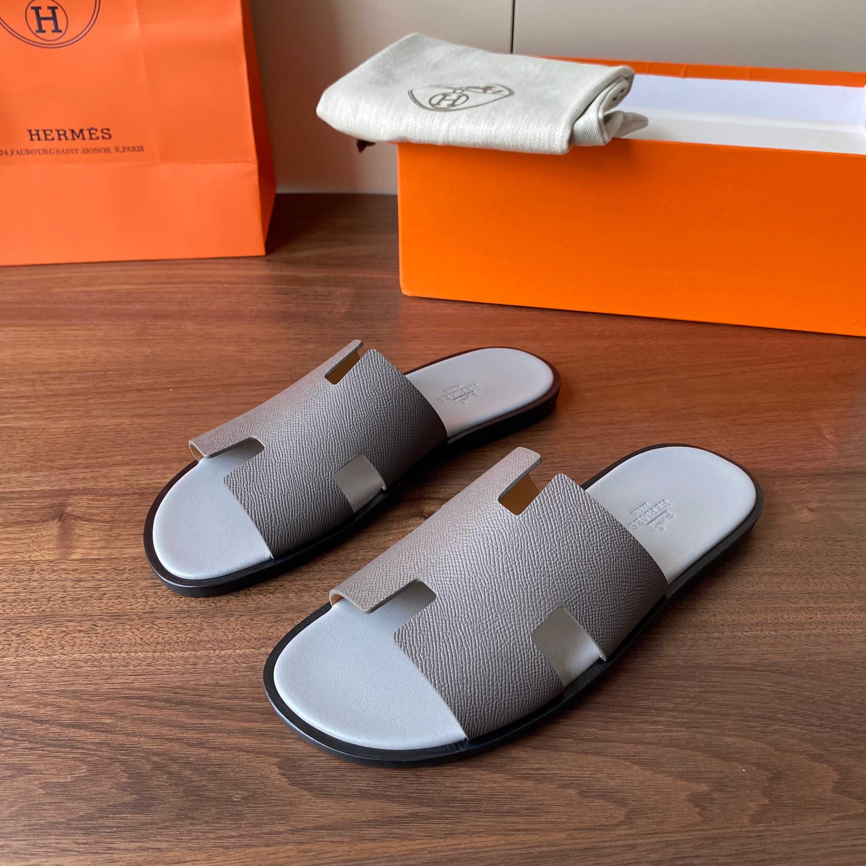 NO:448752,Top version H Family 2025s new men's sandals Hermes Hermes who like second uncle's slippers must not miss this slipper, which is easy to wear and versatile and classic. The fabric is imported cowhide with cowhide inner, the sole is imported from Italian genuine leather, the packaging is equipped with original high-end packaging. The size is 39-44 (38.45.46.47.48 customized, no return or exchange), slippers, hermes, hermes, slippers, cowhide, Leather soles19860909顶级版本 H家2025s新款男凉拖爱马仕Hermes 喜欢二舅姥爷拖鞋的一定不能错过这款拖鞋,好穿百搭又经典 面料进口牛皮面配搭牛皮内里 大底进口意大利真皮大底 包装配原版高档包装. 码数39一44（38.45.46.47.48订做不退换）,拖鞋,hermes,hermes,slippers,cowhide,Leather soles,Women's Shoes