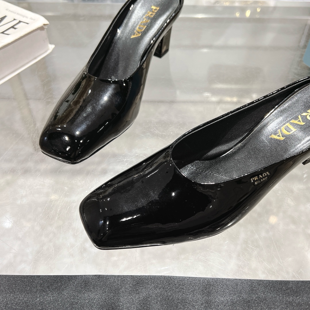NO:240113,P, 25-year new model launched in the show, new fashion trend of celebrities [PRADA] Square toe high heel square heel thick heel sandals back short shoes. The upper is imported beef leather, with the beads on the edges and the inner foot pads are imported sheepskin, Italian injection molded leather outsole. 3 heels high flat heels, 5.5cm, 8.5cm.size35-40 (41 can be customized, no return or exchange), high heels, prada, prada, sandals, high heels, sheepskin, Leather soles19860909P,25年新款上市走秀明星新品时尚潮流【PRADA 普拉达】方头高跟方跟粗跟凉鞋后空单鞋.鞋面采用进口牛漆皮,开边珠、内里垫脚为进口羊皮,意大利注塑真皮大底.3个跟高平跟、5.5cm、 8.5cm.size35-40（41可定做,不退换）,高跟鞋,prada,prada,sandals,high heels,sheepskin,Leather soles,Women's Shoes