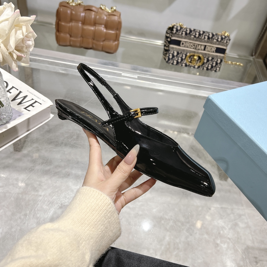 NO:240111,P, 25-year new model launched in the show, new fashion trend of celebrities [PRADA] Square toe high heel square heel thick heel sandals back short shoes. The upper uses imported beef leather, with edge beads and inner foot pads as imported sheepskin, Italian injection molded leather outsole. Heel height 2cm size 35-40 (41 can be customized, no return or exchange), sandals, prada, prada, sandals, sheepskin, Leather soles19860909P,25年新款上市走秀明星新品时尚潮流【PRADA 普拉达】方头高跟方跟粗跟凉鞋后空单鞋.鞋面采用进口牛漆皮,开边珠、内里垫脚为进口羊皮,意大利注塑真皮大底.跟高2cm size35-40（41可定做,不退换）,凉鞋,prada,prada,sandals,sheepskin,Leather soles,Women's Shoes