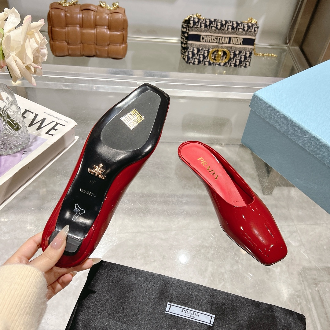 NO:240109,P, 25-year new model launched in the show, new fashion trend of celebrities [PRADA] Square toe high heel square heel thick heel sandals back short shoes. The upper uses imported beef leather, with edge beads and inner foot pads as imported sheepskin, Italian injection molded leather outsole. 3 heels high flat heels, 5.5cm, 8.5cm.size35-40 (41 can be customized, no return or exchange), semi-torque, prada, prada, sandals, sheepskin, Leather soles19860909P,25年新款上市走秀明星新品时尚潮流【PRADA 普拉达】方头高跟方跟粗跟凉鞋后空单鞋.鞋面采用进口牛漆皮,开边珠、内里垫脚为进口羊皮,意大利注塑真皮大底.3个跟高平跟、5.5cm、 8.5cm.size35-40（41可定做,不退换）,半拖,prada,prada,sandals,sheepskin,Leather soles,Women's Shoes