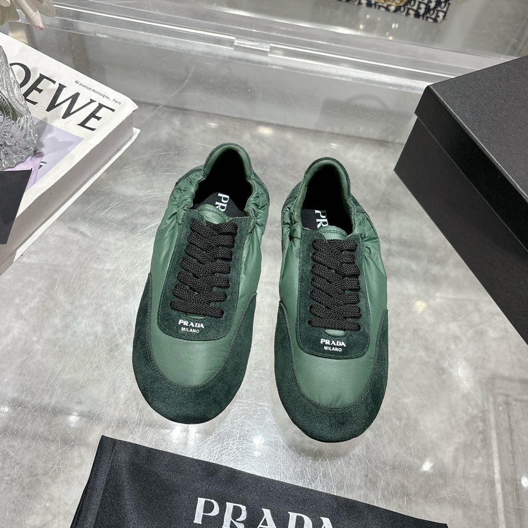 NO:129508,#Prada catwalk new German training shoes with lightweight thin sole casual shoes P large sole open mold TPU!  No rubber!  The suede on the upper has a textured texture, wrapped in sheepskin inside, soft and glutinous. The insole is thickened with lambskin, which is extremely comfortable to wear, supports and is wrapped well. The shoe shape is full of wrapping, and it is light and easy to wear, a practical casual shoe that looks tall and long legs!  White is clean and refreshing, needed all year round, and can be easily controlled with skirts and pants. Upper imported suede/original mold opening fabric, inner sheepskin, outsole TPU sole!  Different from cheap rubber bottoms on the market!  Size women 35-41 (Female 40 41 custom made without return), casual shoes/sports shoes, prada, sneakers, skirts, sheepskin, chamois leather19860909#普拉达 走秀款轻便薄底新款德训鞋 休闲鞋 P 大底开模TPU！不做橡胶！鞋面麂皮有肌理感,内里羊皮包裹,软软糯糯的.鞋垫加厚小羊皮,踩上去无比舒适,有支撑感,又包裹得很好的感觉 鞋型包裹感十足,轻便好穿实用的一款休闲鞋,显高显大长腿！ 白色干净清爽,一年四季都需要,配裙子,裤子都能轻松驾驭  鞋面进口麂皮/原版开模布料 内里羊皮 大底TPU大底！区别市面廉价橡胶底！ Size女35-41（女40 41订做不退换）,休闲鞋/运动鞋,prada,sneakers,skirts,sheepskin,chamois leather,Women's Shoes
