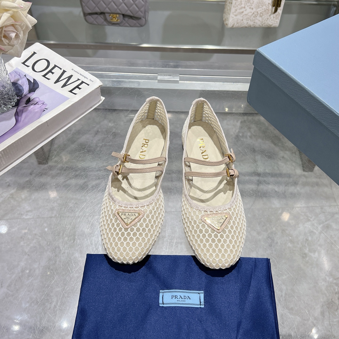 NO:166217,Prada/Prada 2025ss Spring and Summer New Products, Shining Mary Zhen Flat Ballerina Shoes Soft and Comfortable, Recommended by major bloggers of Xiaohongshu, Definite Academy Style Commuter 1-1 Development, Round-toe Golden Triangle Buckle Fabric Breathable Gauze Mesh Sheepskin Inner Size 35-40 (41 Customized No Return and Exchange), Ballet Shoes, Prada, Prada, Mary Jane, Sheepskin19860909Prada/普拉达2025ss春夏新品 闪亮登场 玛丽珍平底芭蕾舞鞋 柔软舒适 ,小红书各大博主推荐,妥妥的学院风通勤1-1开发 圆头金色三角标扣 面料 透气纱网 羊皮内里 码数35一40（41定做不退换）,芭蕾舞鞋,prada,prada,mary jane,sheepskin,Women's Shoes