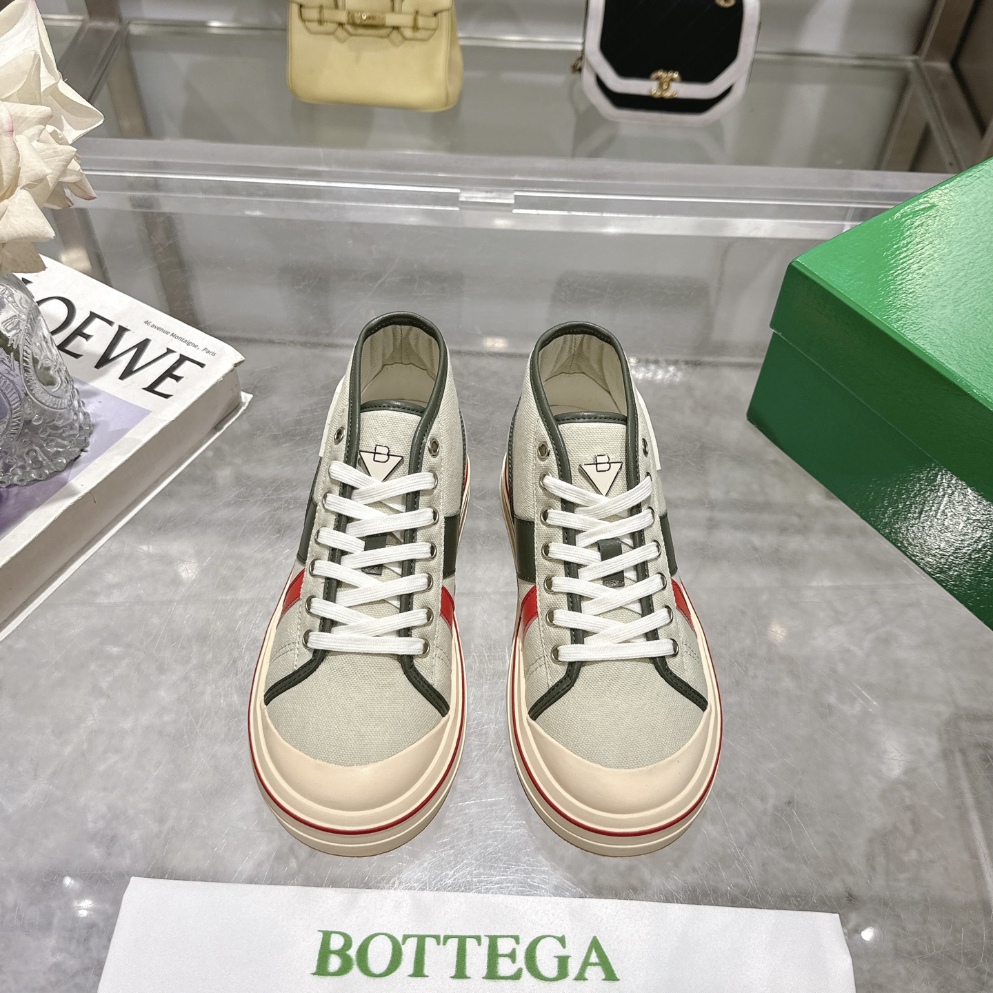 NO:240105,Couple model BV Vulcan series casual cloth shoes TPU outsole, thick sole design Current trend Exaggerated toe and upper form the contrasting beauty The canvas cotton upper brings comfort and breathability to the feet, and the enlarged lace holes add fun to the entire shoe. This is the brand new Vulcan Vulcan shoes, let it occupy your summer outfit quickly. Our factory uses TPU outsole and is carefully made. Same version, same color, high top P (men's model 40 yuan) Size 35-44 Couple model, three-in-one original packaging, casual shoes/sports shoes, bottega veneta, sneakers19860909情侣款  BV Vulcan系列休闲布鞋 TPU大底,厚底设计 当下趋势  浮夸的鞋头和鞋面形成反差的美感 帆布棉的鞋面给脚部带来舒适及透气性,放大的鞋带孔给整个鞋子增添趣味性,这就是全新的Vulcan火神鞋,快快让它占领你夏天的整个穿搭吧本厂采用TPU大底 用心制作而成 同版 同色 高帮P（男款40元） 码数35-44 情侣款 配置三合一原版包装,休闲鞋/运动鞋,bottega veneta,sneakers,Women's Shoes