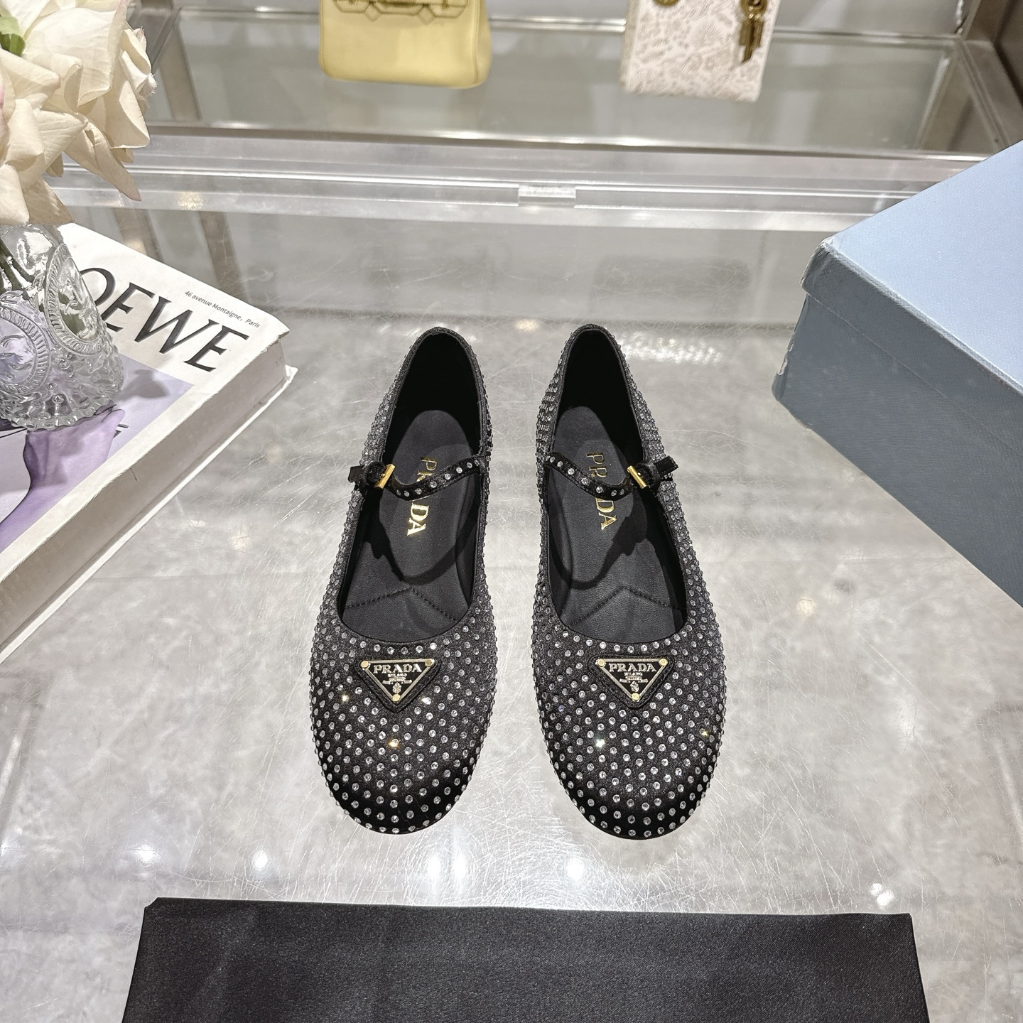 NO:424306,P, 25 latest PRADA Prada new diamond Mary Jane single shoes ballet shoes, super popular series of popular products, major internet celebrities Qiao Xin and Cheng Xiao, the same round-toe triangle buckle (Mary Jane single shoes) fashionable and versatile nice items, all kinds of beauties have stood firm, and the exclusive new products are available!  Sisters who like to wear high heels but are afraid of being tired will come over. The flat bottom will definitely make your feet light, and you will not be tired at all, and your feet will be steadily and relaxed!  The theme of this year is not defined by simple and simplicity, the fabric is made of silk and diamonds, the inner sheepskin, the triangular mark has a concave and convex feel that is the same as the original version, matched with the original sole, Size: 35-40 (41 custom made without return or exchange), ballet shoes, prada, prada, mary jane, high heels, sheepskin, real silk19860909P,25最新款PRADA 普拉达新款钻款玛丽珍单鞋芭蕾舞鞋,超级爆系列爆品,各大网红明星乔欣,程潇,同款圆头三角扣（玛丽珍单鞋）时髦百搭nice单品,各路美女站稳了,独家上新啦！喜欢穿高跟鞋又怕累的姐姐们看过来,平底绝对让脚步轻盈,百分百不累脚,上脚稳稳的轻松！今年的主题就是不被定义 通过简单简洁体现质感,面料真丝面烫钻 内里羊皮 三角标触感凹凸感和原版一致,搭配原版大底,Size: 35-40 (41定做不退换）,芭蕾舞鞋,prada,prada,mary jane,high heels,sheepskin,real silk,Women's Shoes