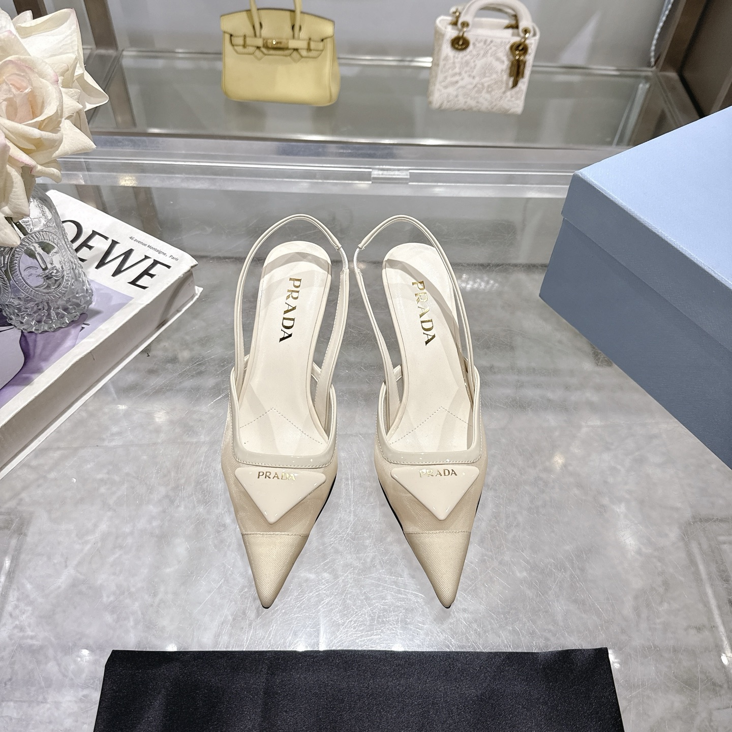 NO:240093,PPrada classic triangular buckle pointed toe stiletto heels, beautiful pointed toe heels, the long-lost minimalist beauty in the fashion industry, classic fashion color matching, effortless elegance, fashionable, exquisite, beautiful, bag-toe pointed toe, fashionable and simple, new everyday slippers, beautiful, high-end slippers, this style is super good on the feet and can lengthen the legs. This triangle high heel presents a soft silhouette, elegant contemporary details show vitality. The pointed heel design, matched with geometric heels and leather triangle logo, light and thin filling to create a three-dimensional effect, highlighting the modern atmosphere, upper edge beads/mesh, inner foot padding cowhide, heel height 7.5cm, sole, Italian leather outsole, size 35-40 (41 custom made, no return or exchange), sandals, prada, prada, sandals, high  heels, slippers, cowhide, Leather soles19860909PPrada普拉达经典款三角标扣尖头细高跟后空网纱凉鞋 绝美尖头跟鞋 时尚界久违的极简之美 经典时尚配色 毫不费力的优雅风来袭 时髦 精致 绝美 包头尖头 外穿时尚气质简约新款日常拖鞋美出高级感拖鞋这款上脚超好而且可以拉长腿型. 这款三角标高跟鞋呈现柔美廓形,优雅的当代风格细节尽显活力.尖头露跟设计,搭配几何形鞋跟和皮革三角形徽标,轻薄填充塑造三维效果,彰显摩登气息 鞋面开边珠/网面 内里垫脚牛皮 跟高7.5cm 鞋底意大利真皮大底 码数35-40（41定做不退换）,凉鞋,prada,prada,sandals,high heels,slippers,cowhide,Leather soles,Women's Shoes