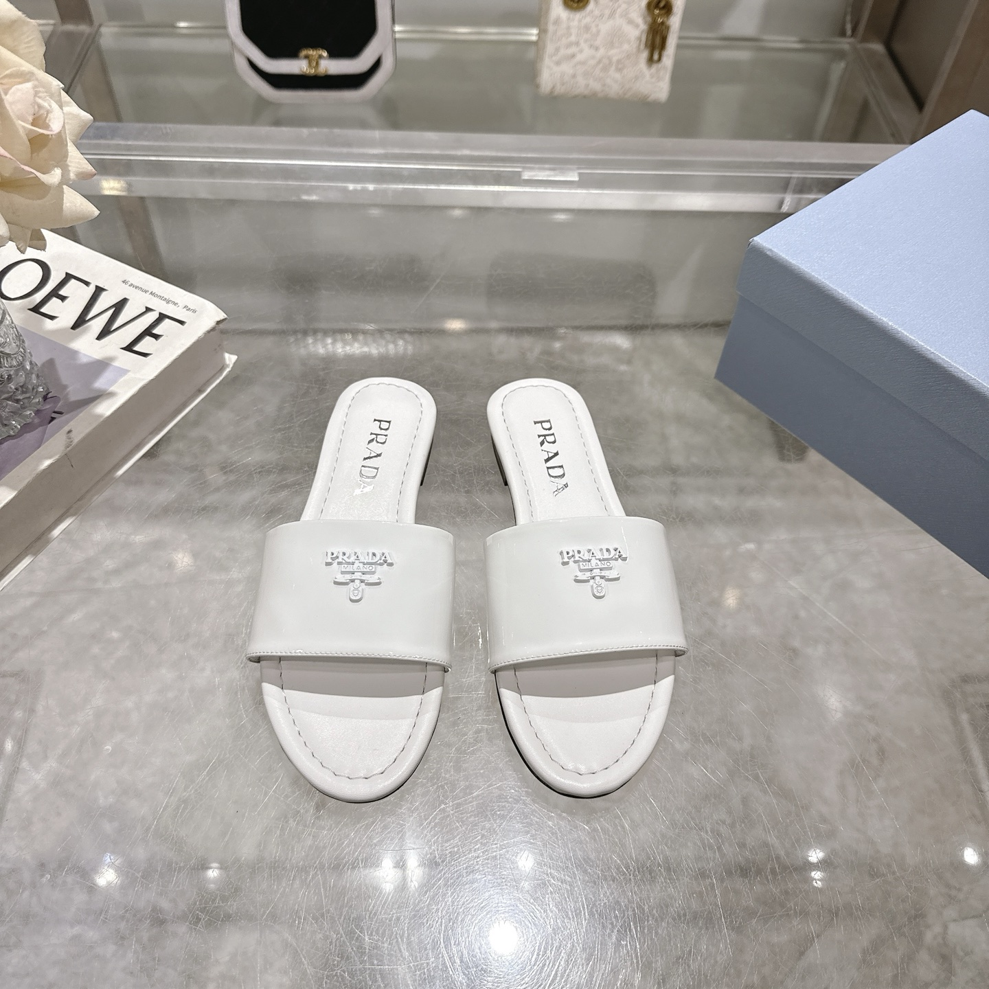 NO:240090,2025/PRADA's latest popular slippers P Cost-performance version Use top-grade beef patent leather as materials, paired with genuine leather sole with extremely high commuting rate, a must-have item for summer that does not require careful care. Size 35-40M standard code 6 colors. Standard packaging, slippers, prada, slippers, Leather soles198609092025/PRADA最新爆款拖鞋 P 性价比版本 采用顶级牛漆皮料做材料 配上通勤率极高的真皮大底 一款不需要小心呵护的夏日必备单品 码数35-40M标准码 6个颜色 配标准包装,拖鞋,prada,slippers,Leather soles,Women's Shoes