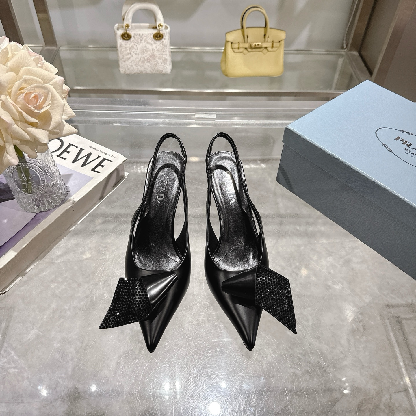 NO:424323,PRADA 25 counter catwalk sandals, high-end 3D logo, hot diamond flower, high heels, early spring catwalk style!  High custom open bead fabric with imported water dyed sheepskin outsole original Italian leather outsole heel height 7.5cm shoe size: 35-40, high heels sandals, prada, prada, sandals, high heels, sheepskin, Leather soles19860909PRADA 普拉达 25 专柜走秀款尖头凉鞋 高级3D标 、烫钻花,高跟 早春走秀款！ 鞋面高定制开边珠面料 内里进口水染羊皮 大底原版意大利真皮大底 跟高7.5cm 鞋码:35-40,高跟鞋凉鞋,prada,prada,sandals,high heels,sheepskin,Leather soles,Women's Shoes