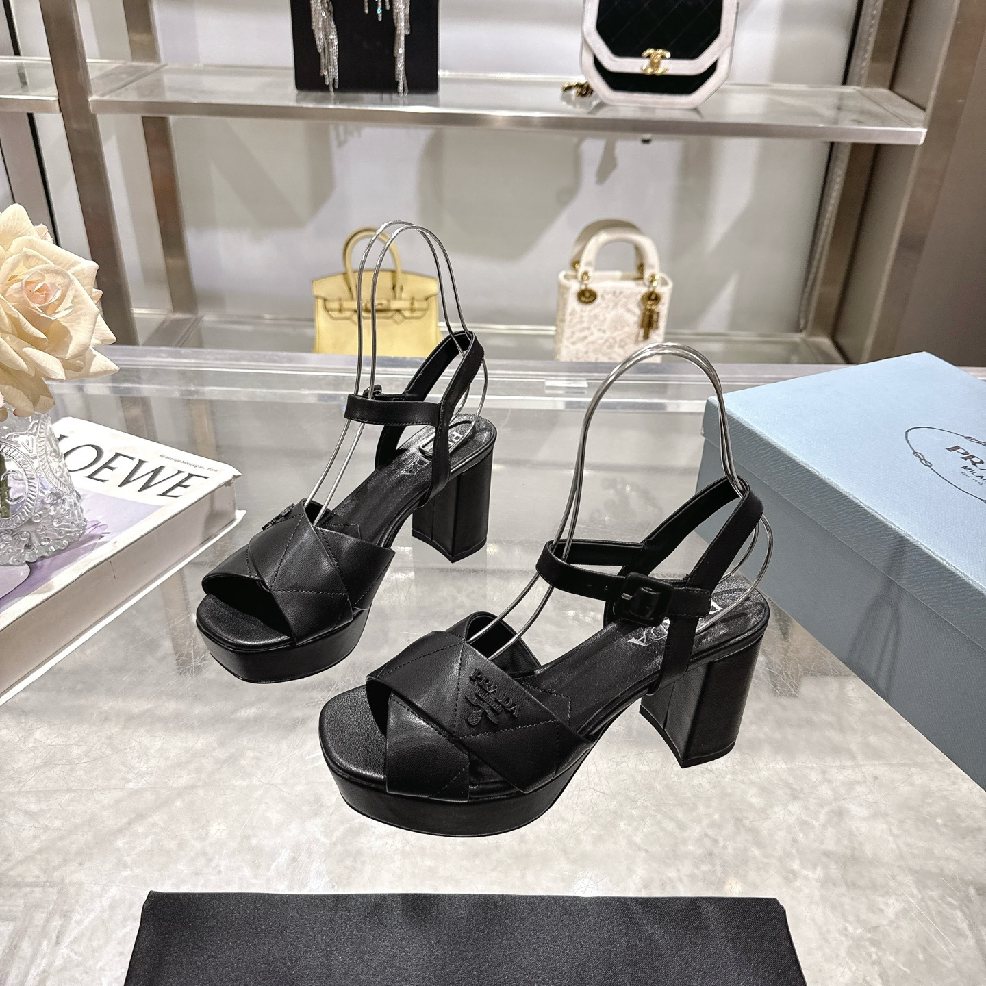 Prada Rome Sandalen met Dikke Zool en Geborduurde Details - Zwart Leer