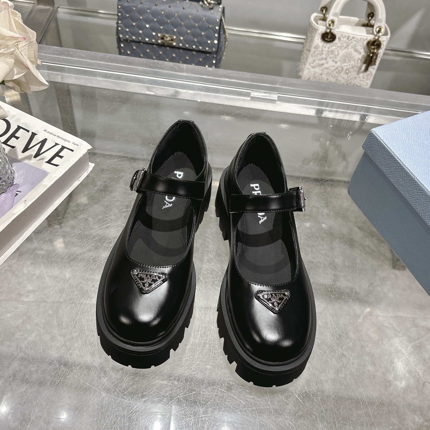 NO:482546,PRAD* Prada 25SS new thick-soled Mary Jane single shoes. Retro, fashionable and avant-garde thick-soled sole paired with cowhide upper makes the whole pair of shoes light and comfortable. Bright colors satisfy a variety of choices for fashionable people in different styles!  The iconic logo print is paired with the ancient beach sandals, and every design element is on the trendy point!  Make the whole pair of shoes light and comfortable, bright colors satisfy a variety of choices for fashionable people in different styles!  Upper open edge beads/beef velvet, inner cowhide, original molded and outsole size35-40 (41 customization, no return or exchange), Mary Jane, prada, prada, sandals, mary jane, cowhide19860909PRAD* 普拉达25SS新款厚底玛丽珍单鞋 复古时髦前卫的轮齿厚底鞋底搭配牛皮鞋面让整双鞋轻便舒适 鲜艳色彩 满足不同风格时髦人士的多种选择！标志性logo印花搭配古沙滩凉鞋造型,每一个设计元素都踩在时髦点上！让整双鞋轻便舒适 鲜艳色彩 满足不同风格时髦人士的多种选择！ 鞋面开边珠/牛反绒、 内里牛皮 大底原版开模大底 size35-40（41定制不退换）,玛丽珍,prada,prada,sandals,mary jane,cowhide,Women's Shoes