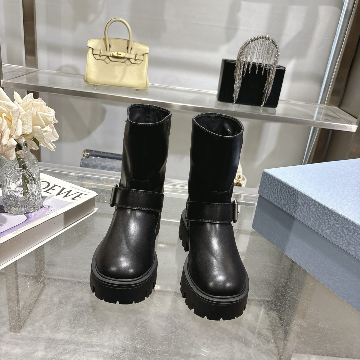 NO:482543,Leather 320, Niuzi PRAD* 25ss Prada classic triangle logo with one foot to hit the king's women's boots. The series that you can't buy in winter is definitely the biggest hit this year!  !  Very beautiful!  Prada boots are really wow!  The upper cowhide is slim and elegant, just right, cowhide upper cowhide inner cowhide, TPU sole, Size35-40 (41 custom made, no return or exchange), boots, prada, prada, boots, cowhide19860909皮面320、牛猄 PRAD* 25ss普拉达经典三角标一脚蹬王炸女靴 冬天买不到的系列,绝对是今年的大爆款！！贼好看！Prada靴子真的很哇塞！上脚大气显腿瘦气质这块刚好拿捏 鞋面牛皮/牛猄 内里牛皮 大底TPU大底 Size35-40（41 订做不退换）,靴子,prada,prada,boots,cowhide,Women's Shoes