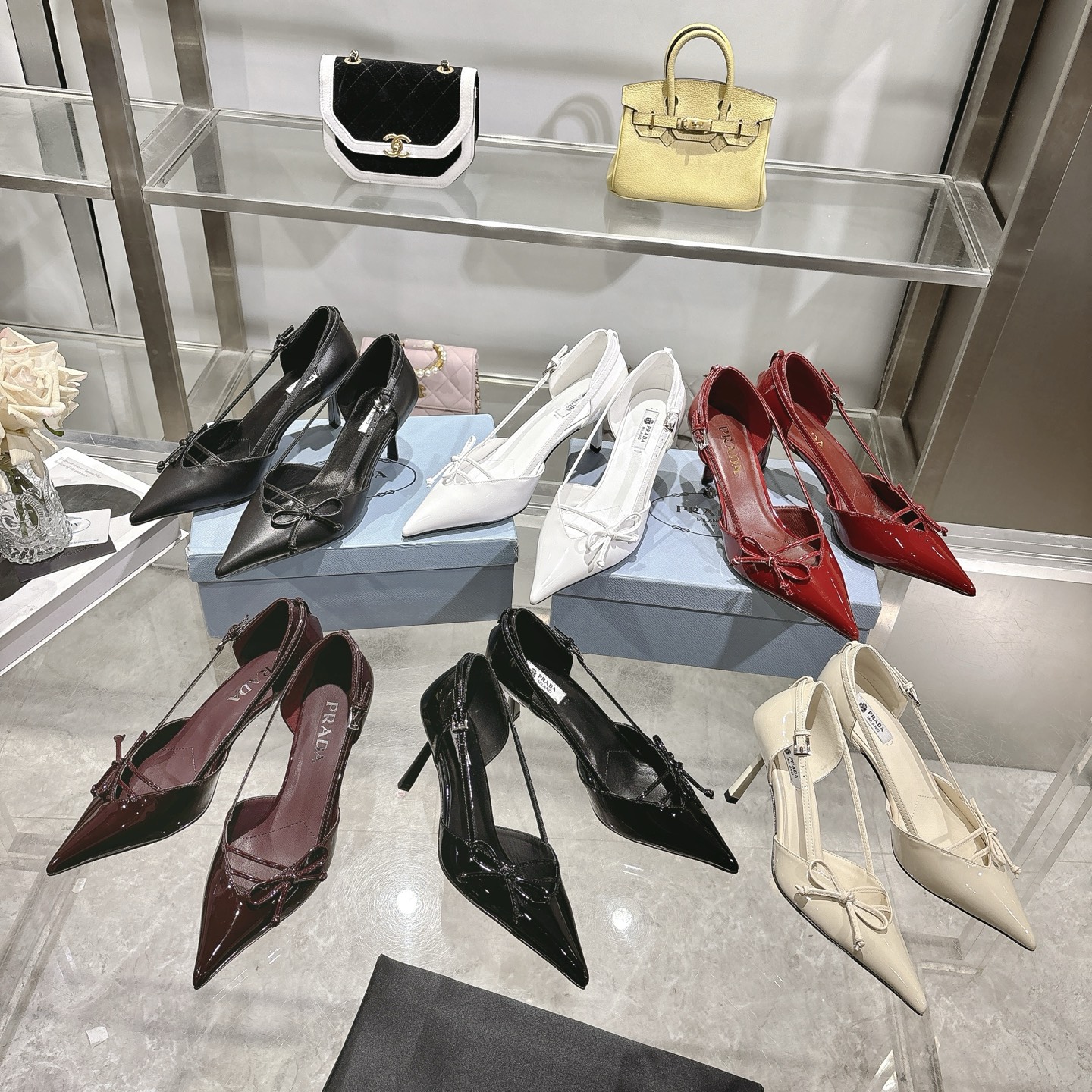 Zapatos Prada con tacón alto hueco y puntera en punta