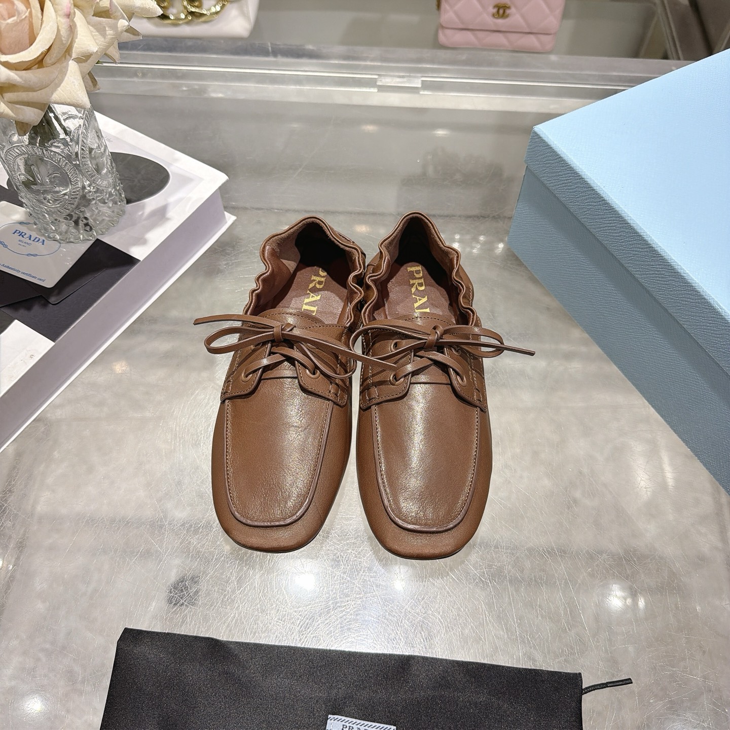 NO:819968,26Fw Early Spring New Prada Pleated Elastic Lace-up Loafers. These pleated loafers are made of high-quality leather, soft and durable, and the upper pleat design is very recognizable! Classic round toe + flat bottom, easy to control for daily commuting and leisure. The lining and insole have PRADA logo, full of details, low-key and high-end. It is versatile and can be easily held in jeans or skirts. It is a must-have item that is both practical and fashionable! Straight calfskin upper, mixed sheep lining, original rubber outsole Size: 35-40 yards, 40 yards customized, non-returnable, loafers, prada, prada, loafers, skirts, jeans, cowhide1986090926Fw早春新款 Prada普拉达 褶皱松紧系带乐福鞋 这款褶饰乐福鞋,选用优质皮革,柔软又耐用,鞋面褶皱设计超有辨识度!经典圆头+平底,日常通勤,休闲都能轻松驾驭.内衬和鞋垫都有PRADA标志,细节满分,低调又高级.百搭属性,无论牛仔裤还是裙装都能轻松hold住,是实用与时尚兼具的必备单品! 鞋面直蹂小牛皮,里皮混种羊裡,原版橡胶大底 码:35-40码40码定做不退换 ,乐福鞋,prada,prada,loafers,skirts,jeans,cowhide,Women's Shoes