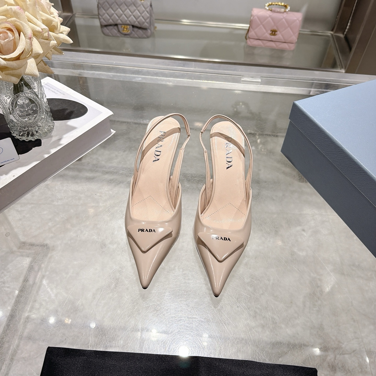 NO:871304,PRADA 26 counter catwalk style pointed toe sandals, triangle buckle logo, high heels, early spring catwalk style!  Highly customized open-edge beads on the upper, imported water-dyed sheepskin lining, original Italian leather outsole, heel height 7.5cm, shoe size: 35-40 (41, 42 custom-made, non-refundable), sandals, prada, prada, sandals, sheepskin, Leather soles19860909PRADA 普拉达 26 专柜走秀款尖头凉鞋 三角扣标 高跟 早春走秀款！ 鞋面高定制开边珠、 内里进口水染羊皮 大底原版意大利真皮大底 跟高7.5cm 鞋码:35-40（41,42定做不退换）,凉鞋,prada,prada,sandals,sheepskin,Leather soles,Women's Shoes
