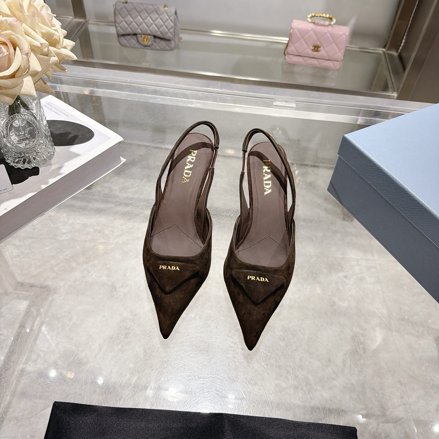 NO:871236,PRADA 26 Sheep Noodles Counter Catwalk Style Pointed Toe Sandals Triangular Buckle Label High Heels Early Spring Catwalk Style!  Highly customized upper with open-edge beads and sheepskin. Imported water-dyed sheepskin lining. Original Italian genuine leather outsole. Heel height 7.5cm. Shoe size: 35-40 (41, 42 customized, non-refundable). Sandals, prada, prada, sandals, sheepskin, sheep, Leather soles19860909PRADA 普拉达 26 羊猄面 专柜走秀款尖头凉鞋 三角扣标 高跟 早春走秀款！ 鞋面高定制开边珠、羊猄 内里进口水染羊皮 大底原版意大利真皮大底 跟高7.5cm 鞋码:35-40（41,42定做不退换）,凉鞋,prada,prada,sandals,sheepskin,sheep,Leather soles,Women's Shoes