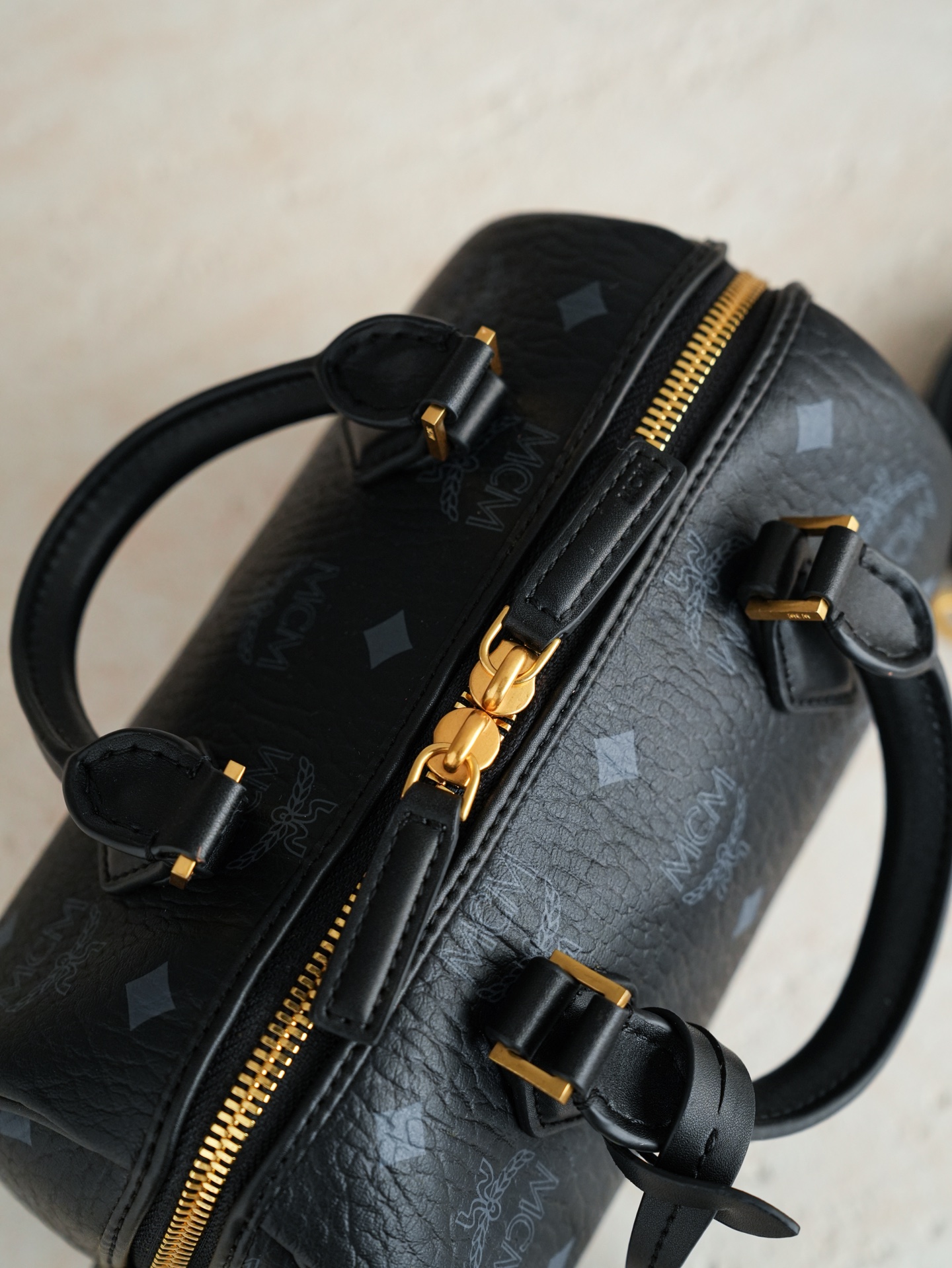 ®全新升级®官网同步𝙈𝘾𝙈 𝙀𝙡𝙡𝙖 𝘽𝙤𝙨𝙩𝙤𝙣黑色𝙎𝙢𝙖𝙡𝙡#波士顿枕头包新小号·CP独家｜黑色这款