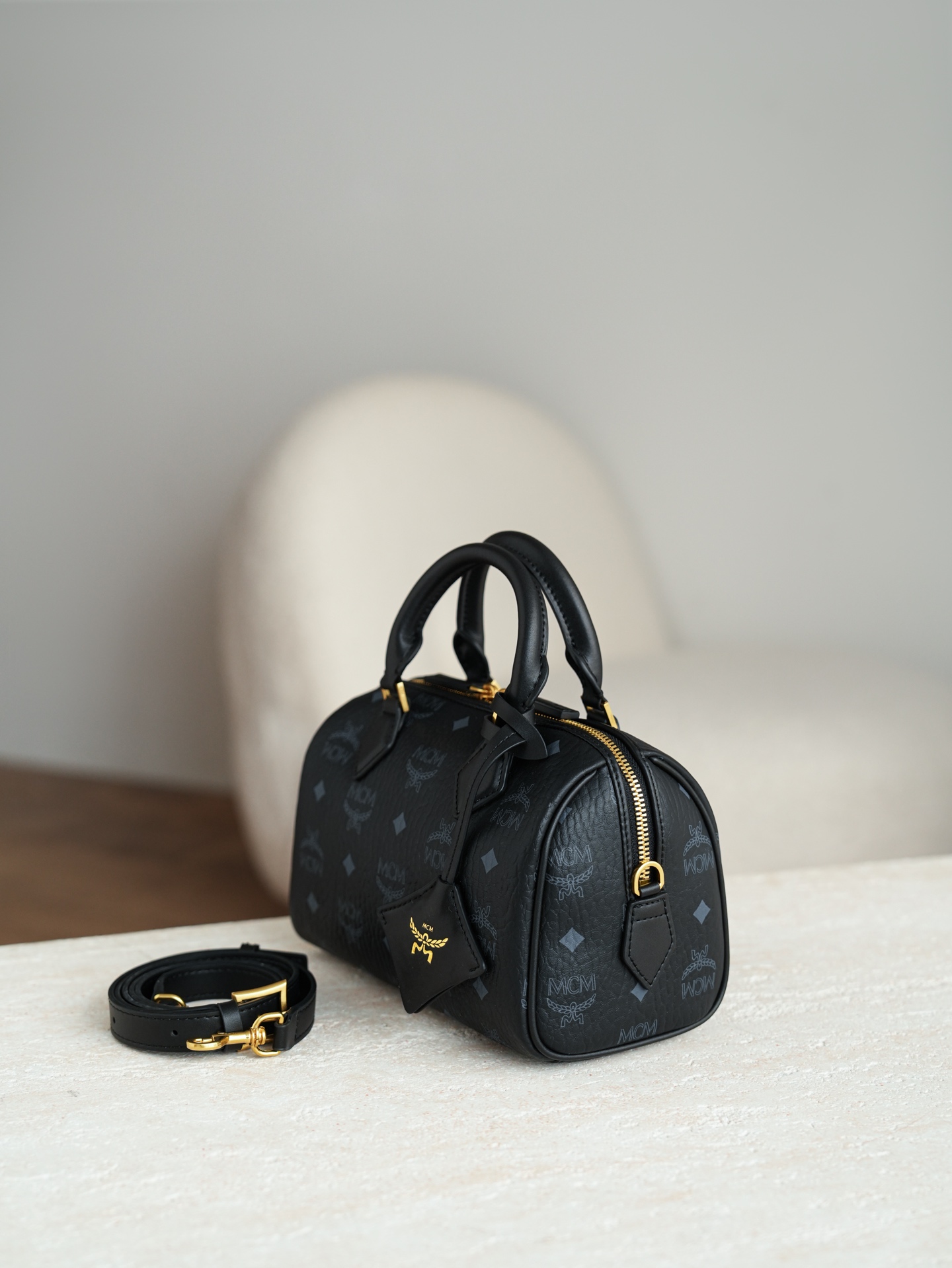 ®全新升级®官网同步𝙈𝘾𝙈 𝙀𝙡𝙡𝙖 𝘽𝙤𝙨𝙩𝙤𝙣黑色𝙎𝙢𝙖𝙡𝙡#波士顿枕头包新小号·CP独家｜黑色这款