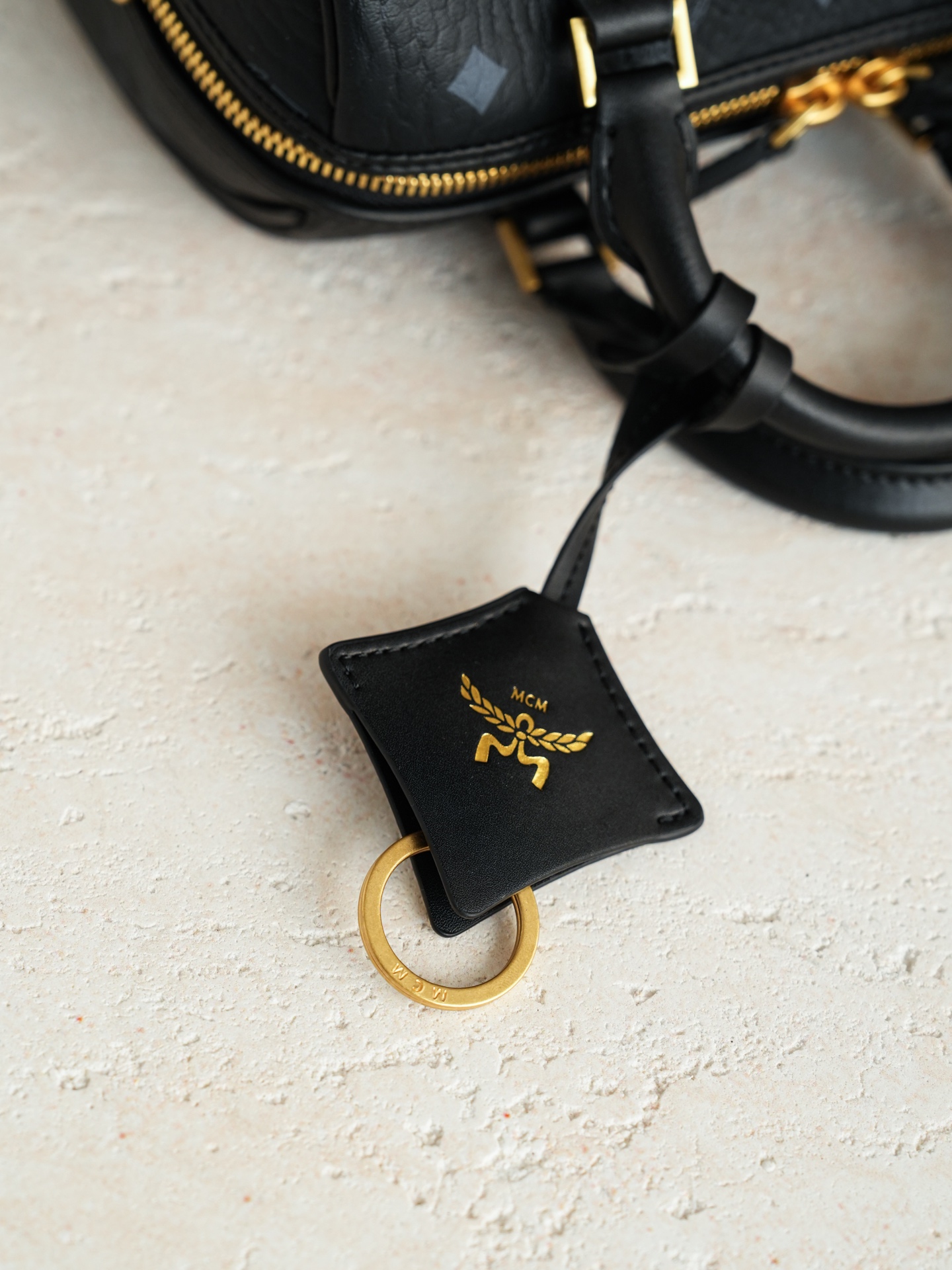 ®全新升级®官网同步𝙈𝘾𝙈 𝙀𝙡𝙡𝙖 𝘽𝙤𝙨𝙩𝙤𝙣黑色𝙎𝙢𝙖𝙡𝙡#波士顿枕头包新小号·CP独家｜黑色这款