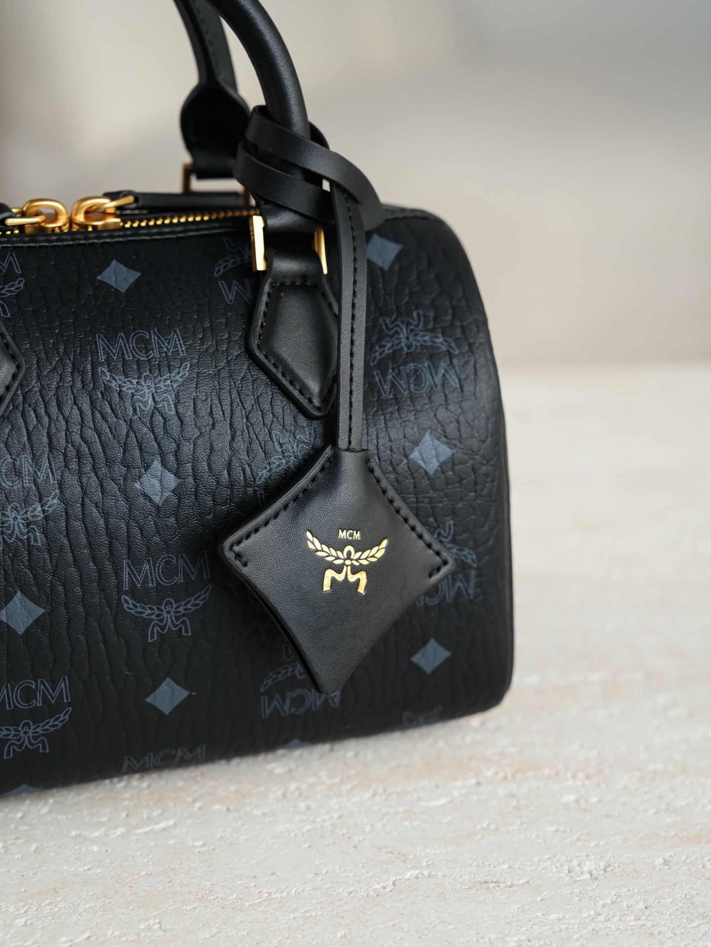 ®全新升级®官网同步𝙈𝘾𝙈 𝙀𝙡𝙡𝙖 𝘽𝙤𝙨𝙩𝙤𝙣黑色𝙎𝙢𝙖𝙡𝙡#波士顿枕头包新小号·CP独家｜黑色这款