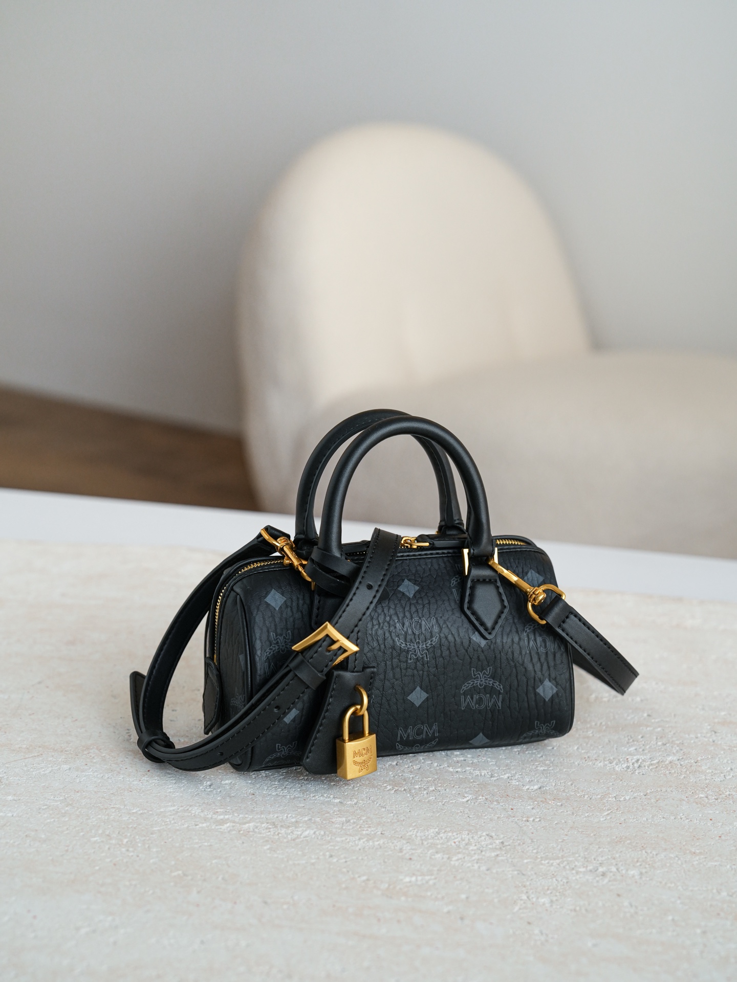 𝗠𝗖𝗠 𝗘𝗹𝗹𝗮 𝗩𝗶𝘀𝗲𝘁𝗼𝘀🆕新款黑色Mini#波士顿包新款·Cp独家®️黑色老花满印这款MCM迷你