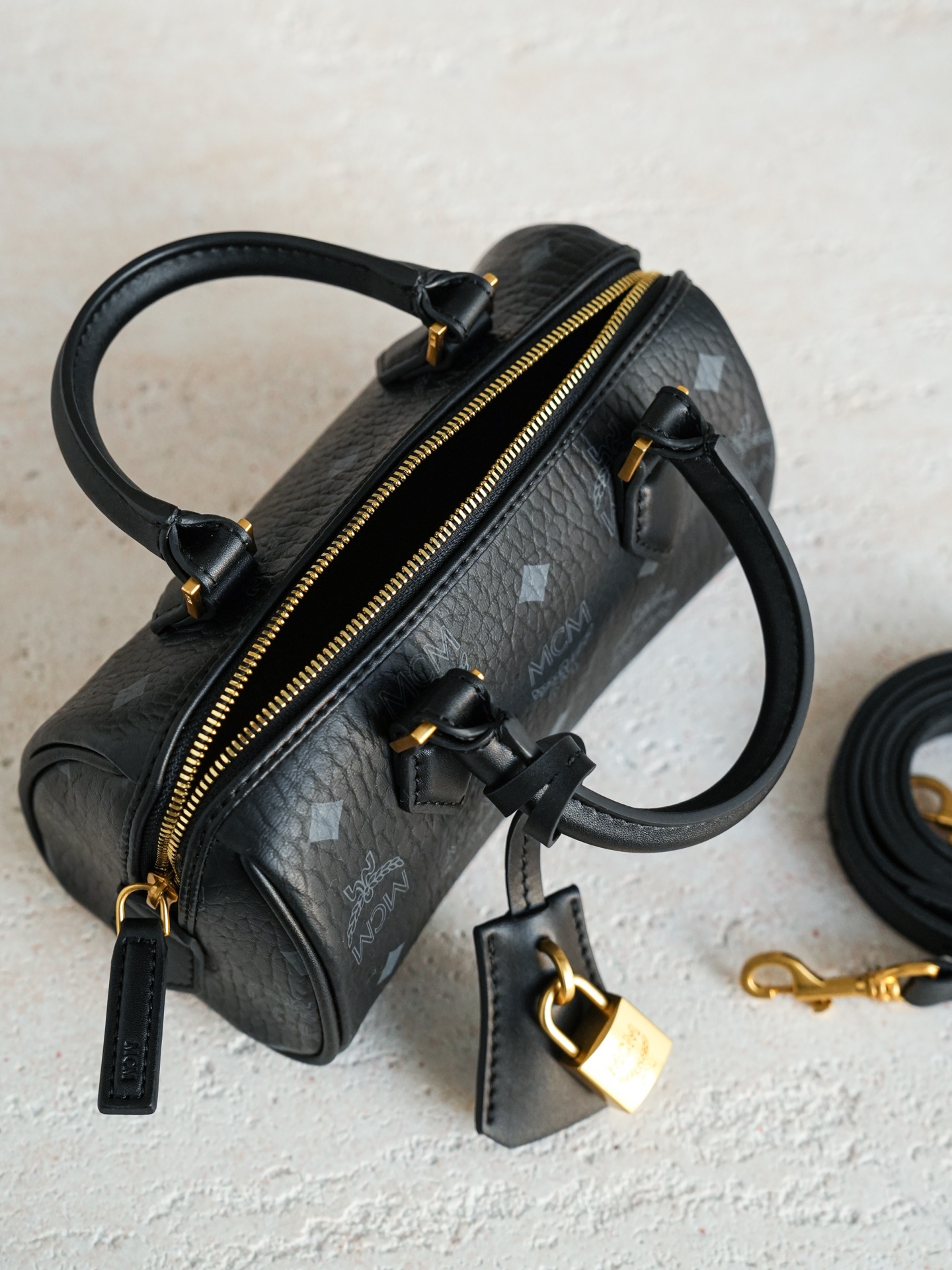 𝗠𝗖𝗠 𝗘𝗹𝗹𝗮 𝗩𝗶𝘀𝗲𝘁𝗼𝘀🆕新款黑色Mini#波士顿包新款·Cp独家®️黑色老花满印这款MCM迷你
