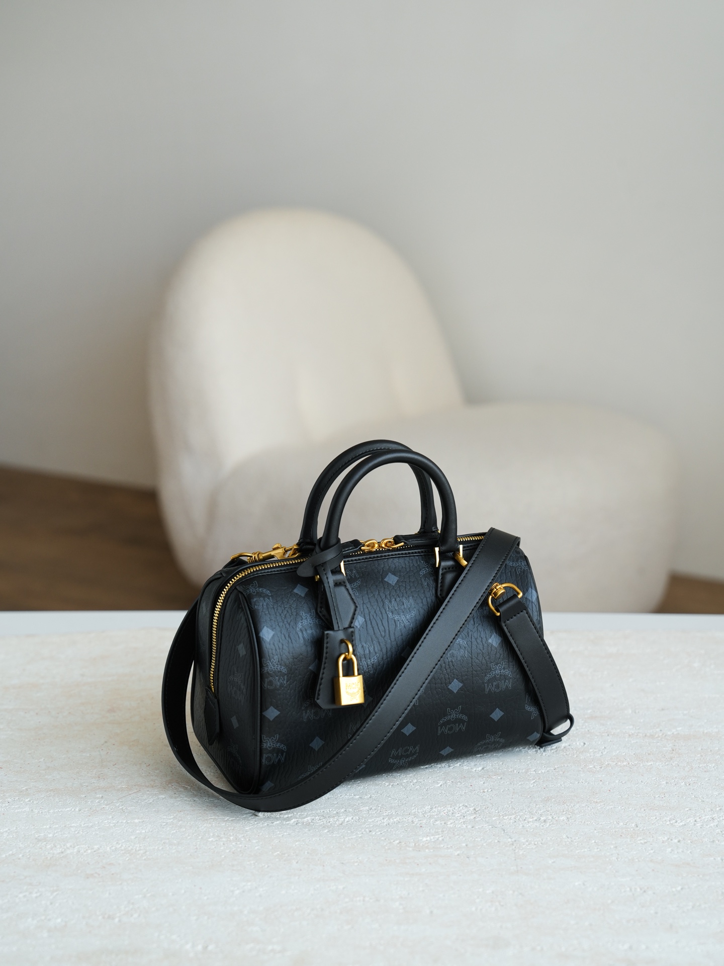 ®全新升级®官网同步𝙈𝘾𝙈 𝙀𝙡𝙡𝙖 𝘽𝙤𝙨𝙩𝙤𝙣黑色𝙎𝙢𝙖𝙡𝙡#波士顿枕头包·CP独家｜黑色这款Vis