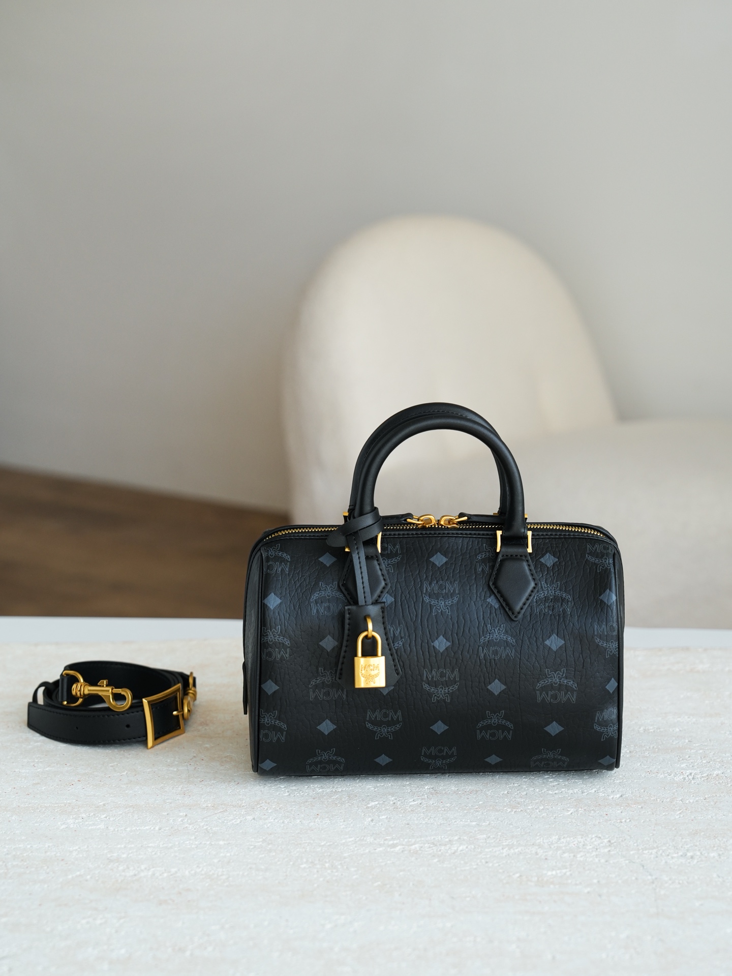 ®全新升级®官网同步𝙈𝘾𝙈 𝙀𝙡𝙡𝙖 𝘽𝙤𝙨𝙩𝙤𝙣黑色𝙎𝙢𝙖𝙡𝙡#波士顿枕头包·CP独家｜黑色这款Vis