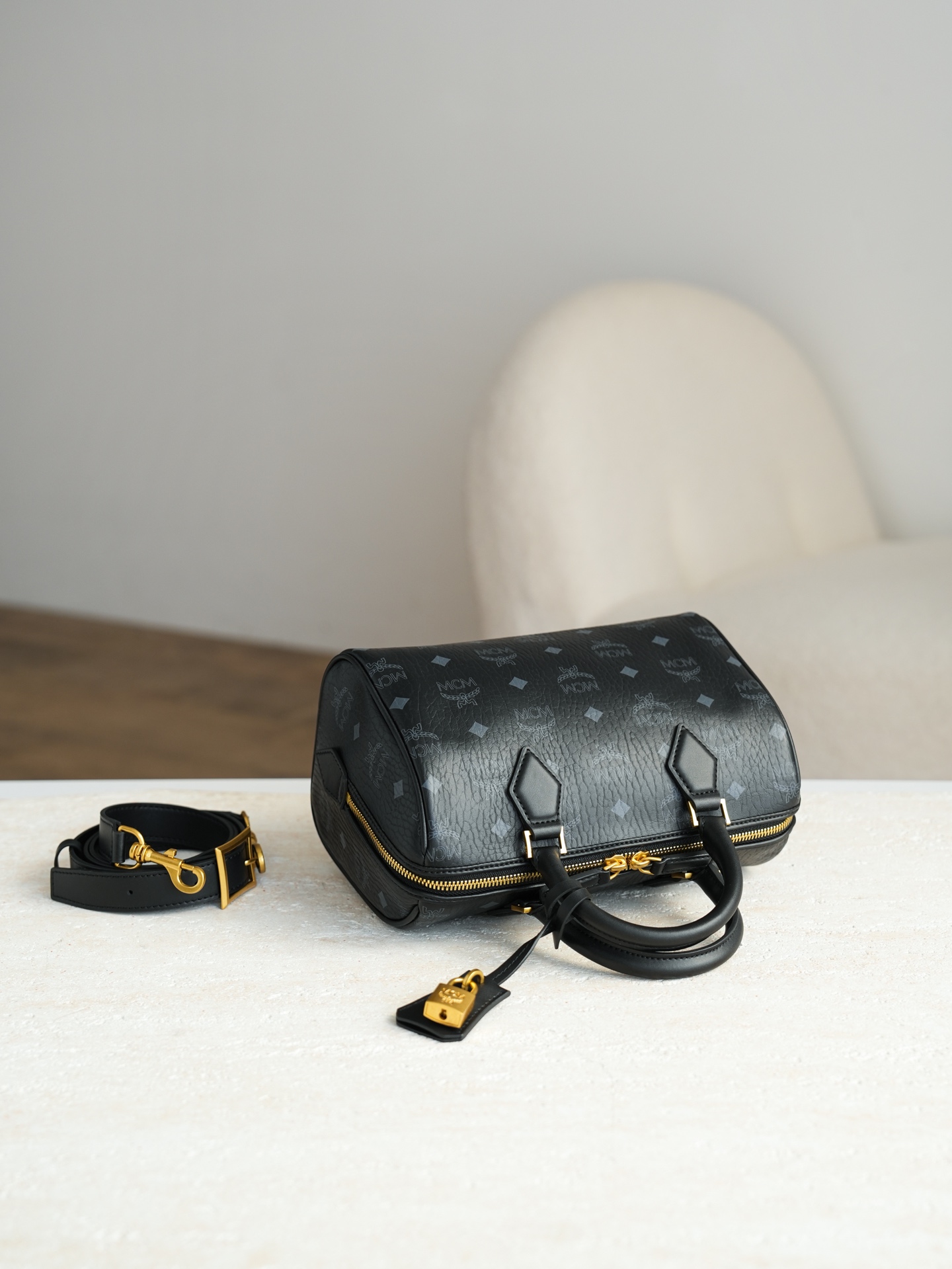 ®全新升级®官网同步𝙈𝘾𝙈 𝙀𝙡𝙡𝙖 𝘽𝙤𝙨𝙩𝙤𝙣黑色𝙎𝙢𝙖𝙡𝙡#波士顿枕头包·CP独家｜黑色这款Vis