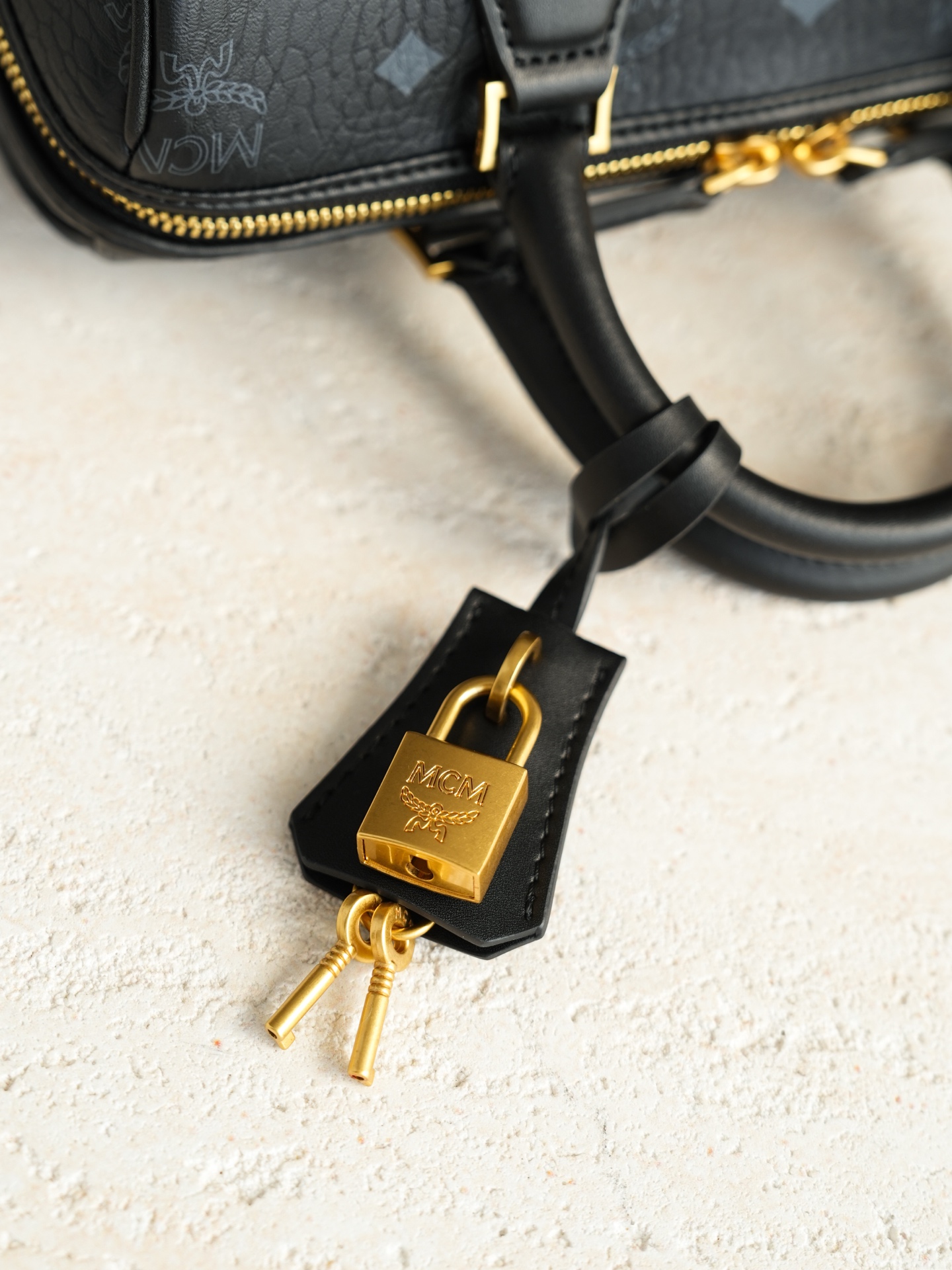 ®全新升级®官网同步𝙈𝘾𝙈 𝙀𝙡𝙡𝙖 𝘽𝙤𝙨𝙩𝙤𝙣黑色𝙎𝙢𝙖𝙡𝙡#波士顿枕头包·CP独家｜黑色这款Vis