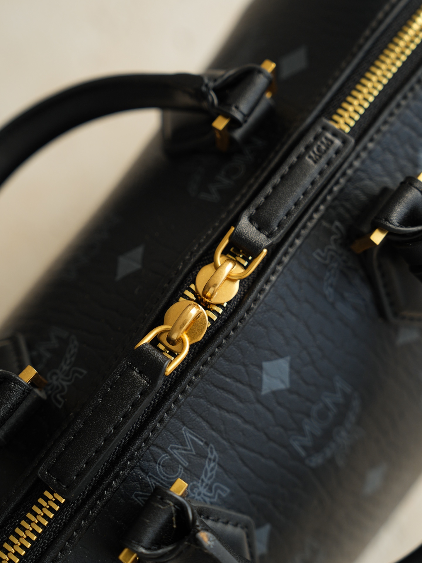 ®全新升级®官网同步𝙈𝘾𝙈 𝙀𝙡𝙡𝙖 𝘽𝙤𝙨𝙩𝙤𝙣黑色𝙎𝙢𝙖𝙡𝙡#波士顿枕头包·CP独家｜黑色这款Vis