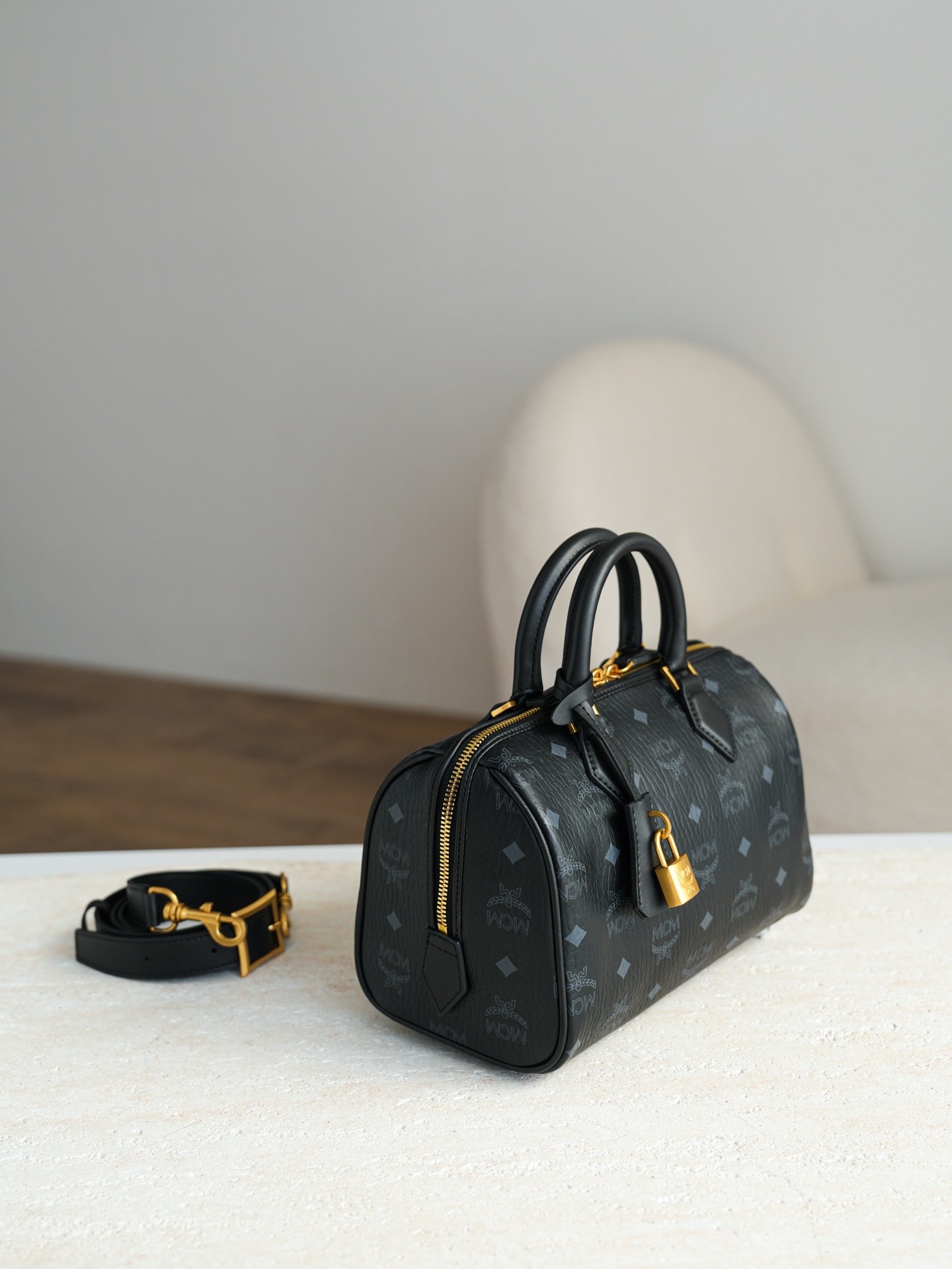 ®全新升级®官网同步𝙈𝘾𝙈 𝙀𝙡𝙡𝙖 𝘽𝙤𝙨𝙩𝙤𝙣黑色𝙎𝙢𝙖𝙡𝙡#波士顿枕头包·CP独家｜黑色这款Vis