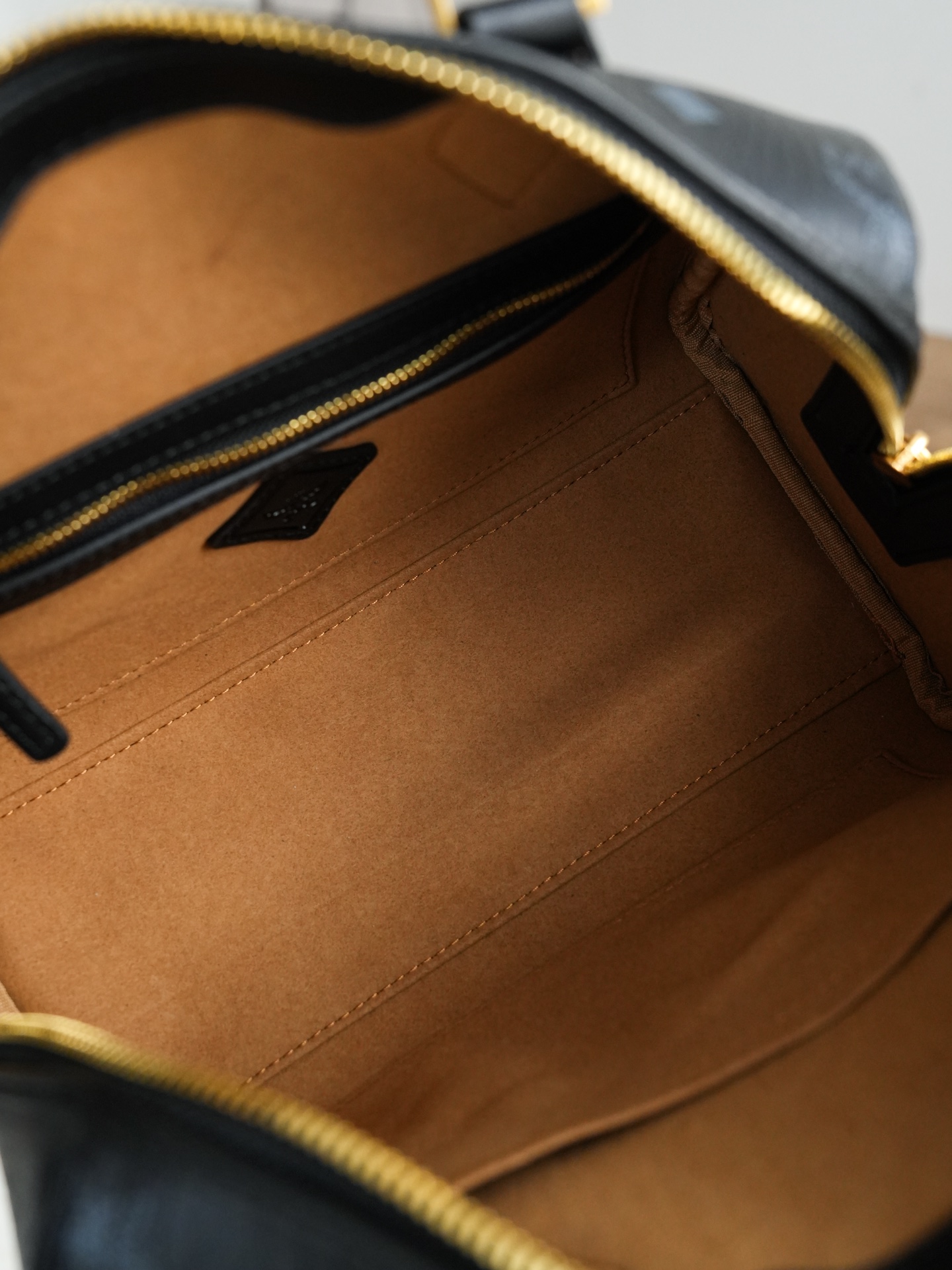 ®全新升级®官网同步𝙈𝘾𝙈 𝙀𝙡𝙡𝙖 𝘽𝙤𝙨𝙩𝙤𝙣黑色𝙎𝙢𝙖𝙡𝙡#波士顿枕头包·CP独家｜黑色这款Vis