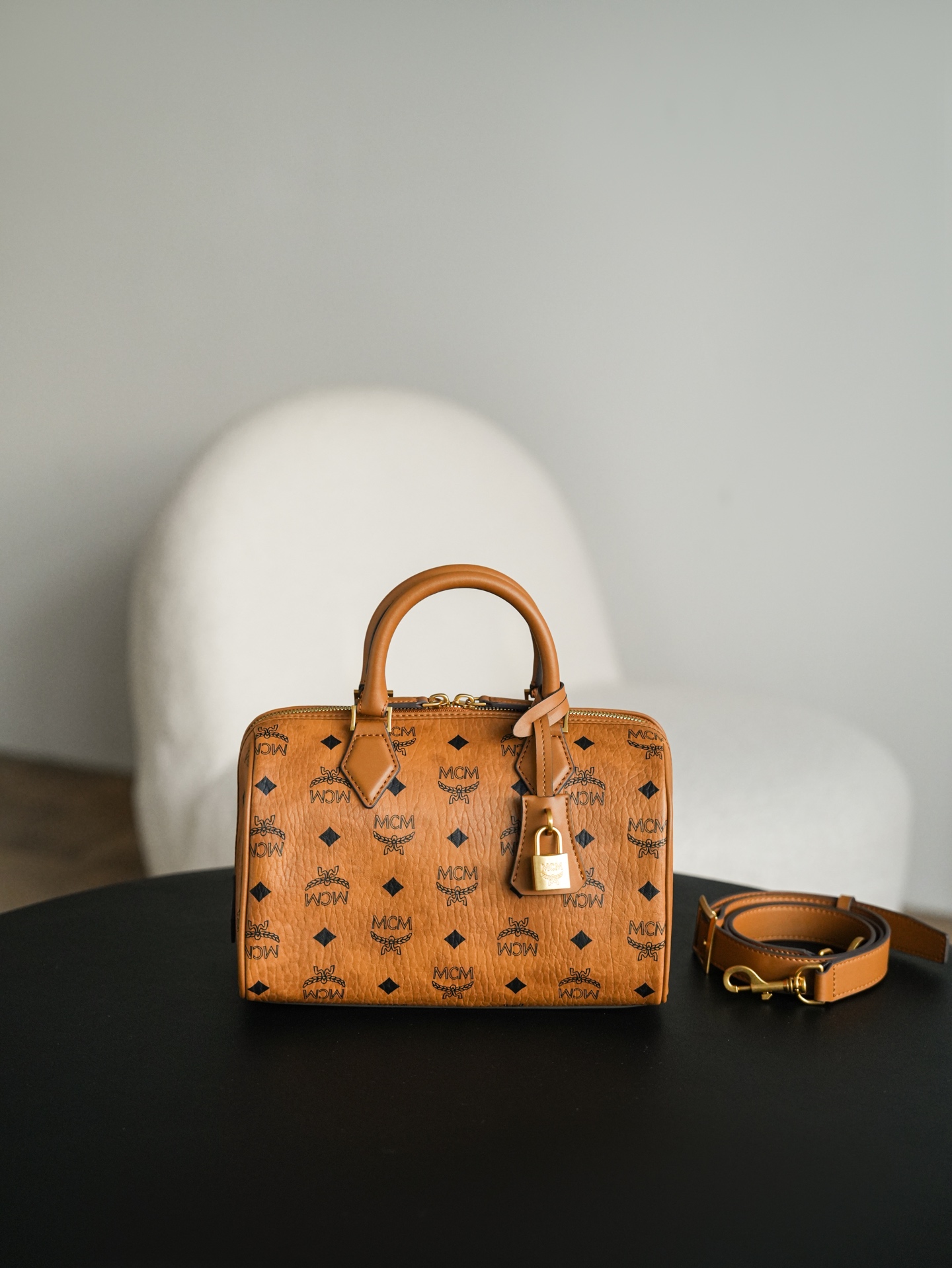 ®全新升级®官网同步𝙈𝘾𝙈 𝙀𝙡𝙡𝙖 𝘽𝙤𝙨𝙩𝙤𝙣土黄色𝙎𝙢𝙖𝙡𝙡#中号 波士顿枕头包·CP独家｜土黄色