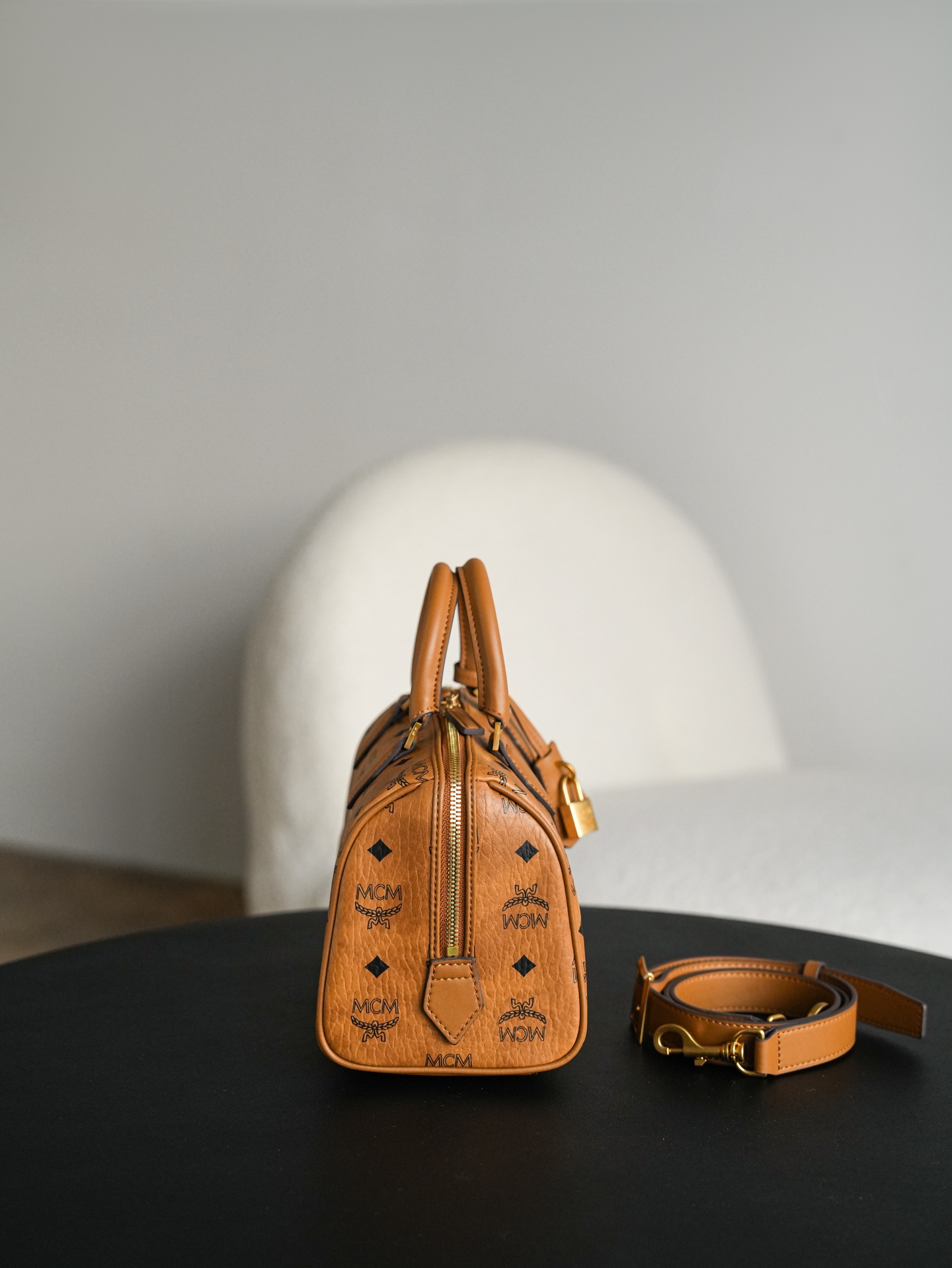 ®全新升级®官网同步𝙈𝘾𝙈 𝙀𝙡𝙡𝙖 𝘽𝙤𝙨𝙩𝙤𝙣土黄色𝙎𝙢𝙖𝙡𝙡#中号 波士顿枕头包·CP独家｜土黄色