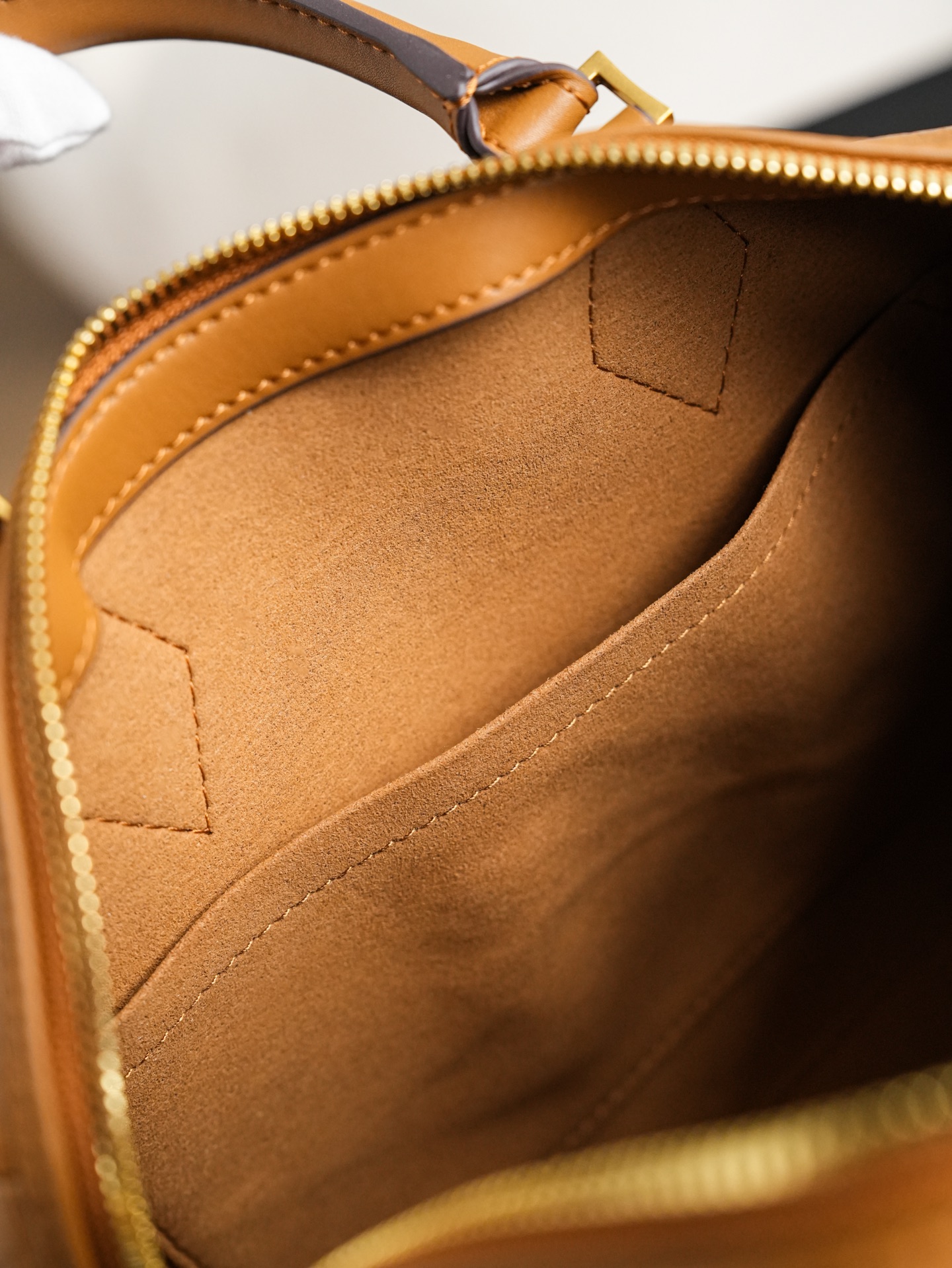 ®全新升级®官网同步𝙈𝘾𝙈 𝙀𝙡𝙡𝙖 𝘽𝙤𝙨𝙩𝙤𝙣土黄色𝙎𝙢𝙖𝙡𝙡#中号 波士顿枕头包·CP独家｜土黄色