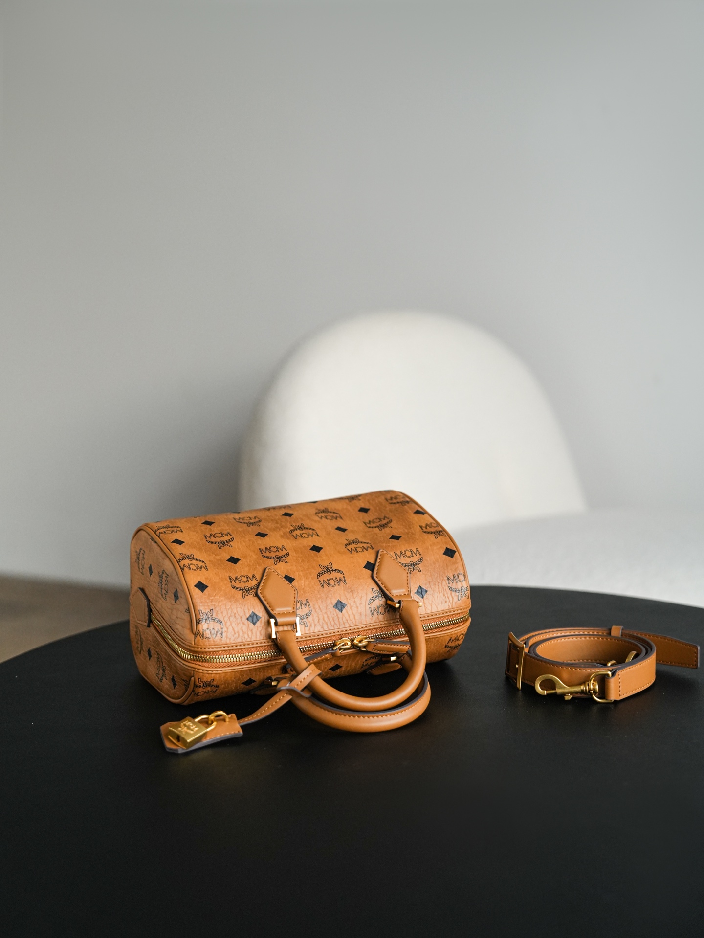 ®全新升级®官网同步𝙈𝘾𝙈 𝙀𝙡𝙡𝙖 𝘽𝙤𝙨𝙩𝙤𝙣土黄色𝙎𝙢𝙖𝙡𝙡#中号 波士顿枕头包·CP独家｜土黄色